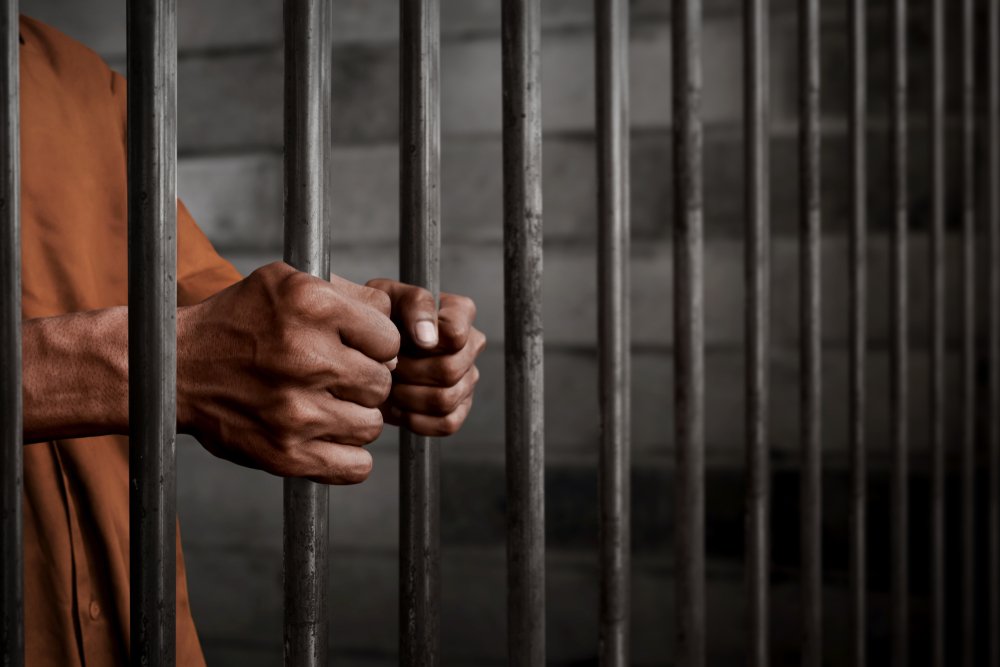 Ein Mann im Gefängnis | Quelle: Shutterstock