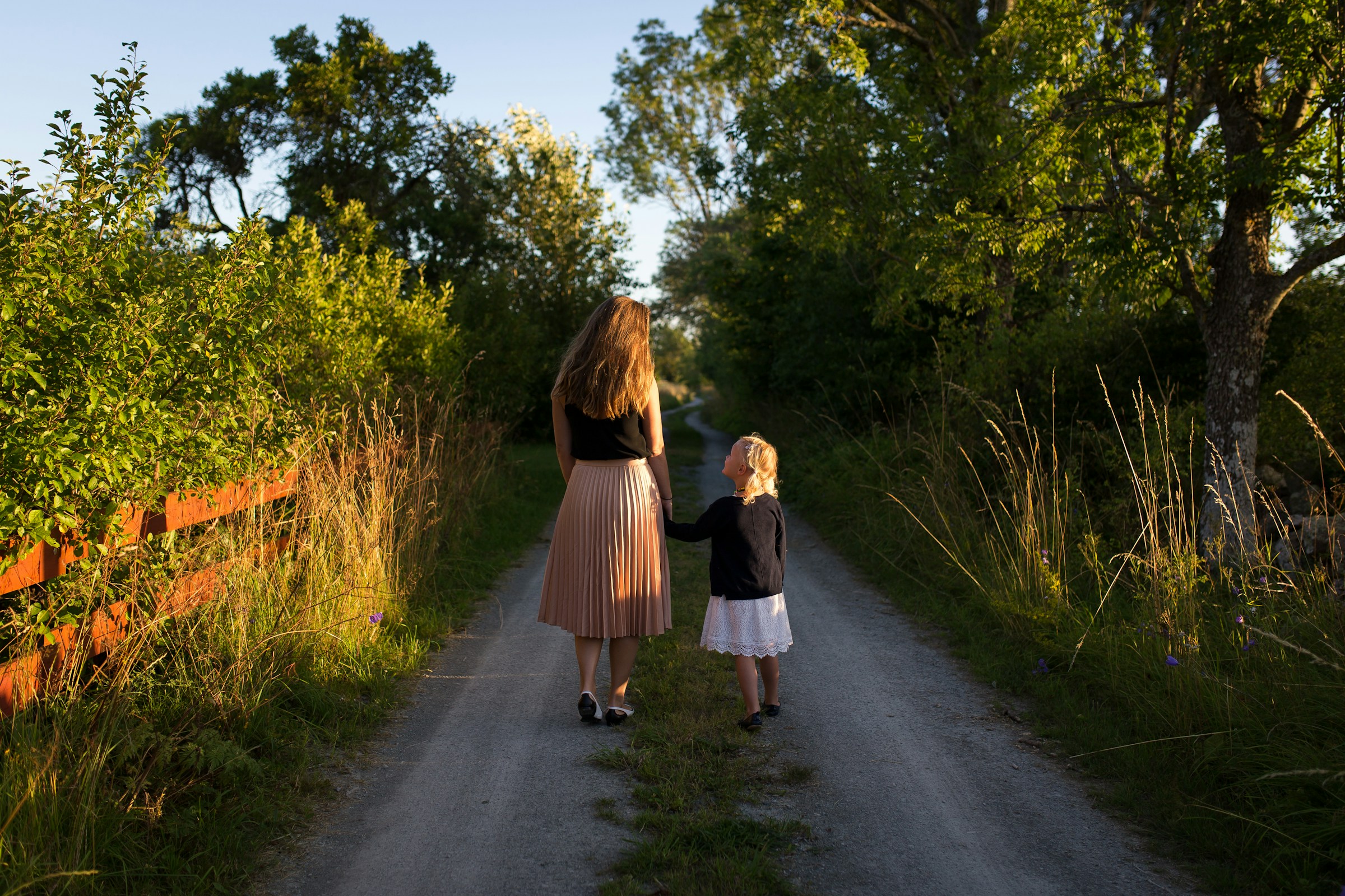 Uma mulher com uma menina | Fonte: Unsplash