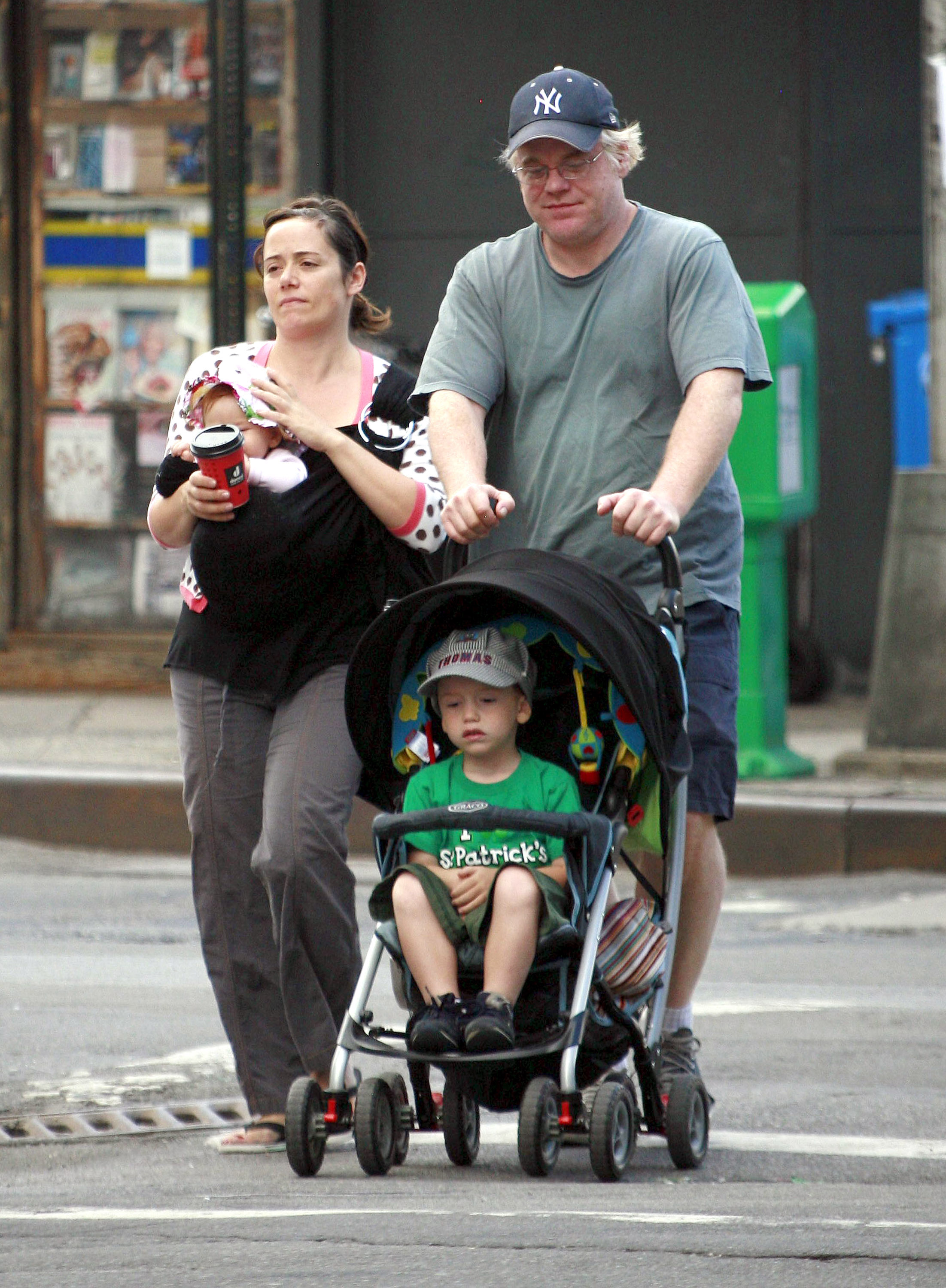 Philip Seymour Hoffman with his two kids and girlfriend Mimi O'Donnell sighted walking in the West Village in New York on July 1, 2007 | Source: Getty Images