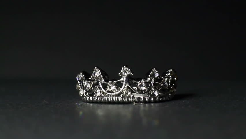 A silver crown on a black surface | Photo: Shutterstock