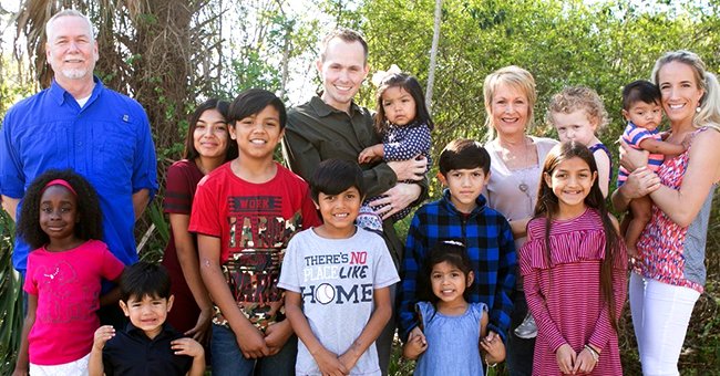 Eine Familie sah neun Geschwister, die ein Zuhause brauchten, und beschloss, sie alle zu adoptieren | Quelle: Twitter/wellbelove