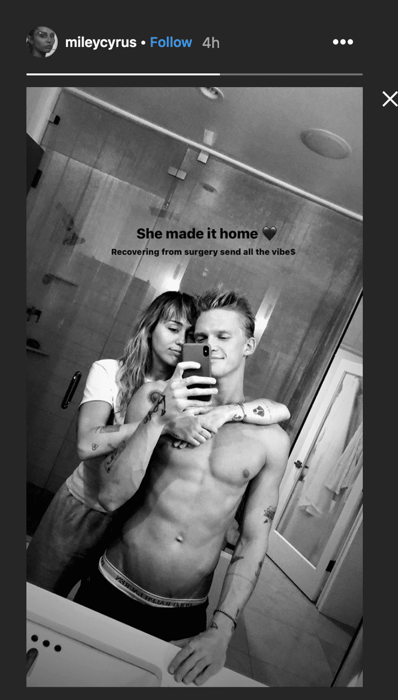As she recovers from tonsillitis Miley Cyrus and Cody Simpson take a mirror selfie after her hospitalization | Source: instagram.com/mileycyrus