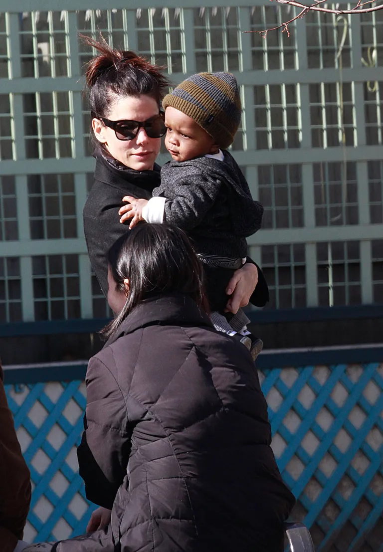 Sandra Bullock et son fils Louis Bullock sont vus dans les rues de Manhattan le 20 mars 2011 à New York | Source : Getty Images