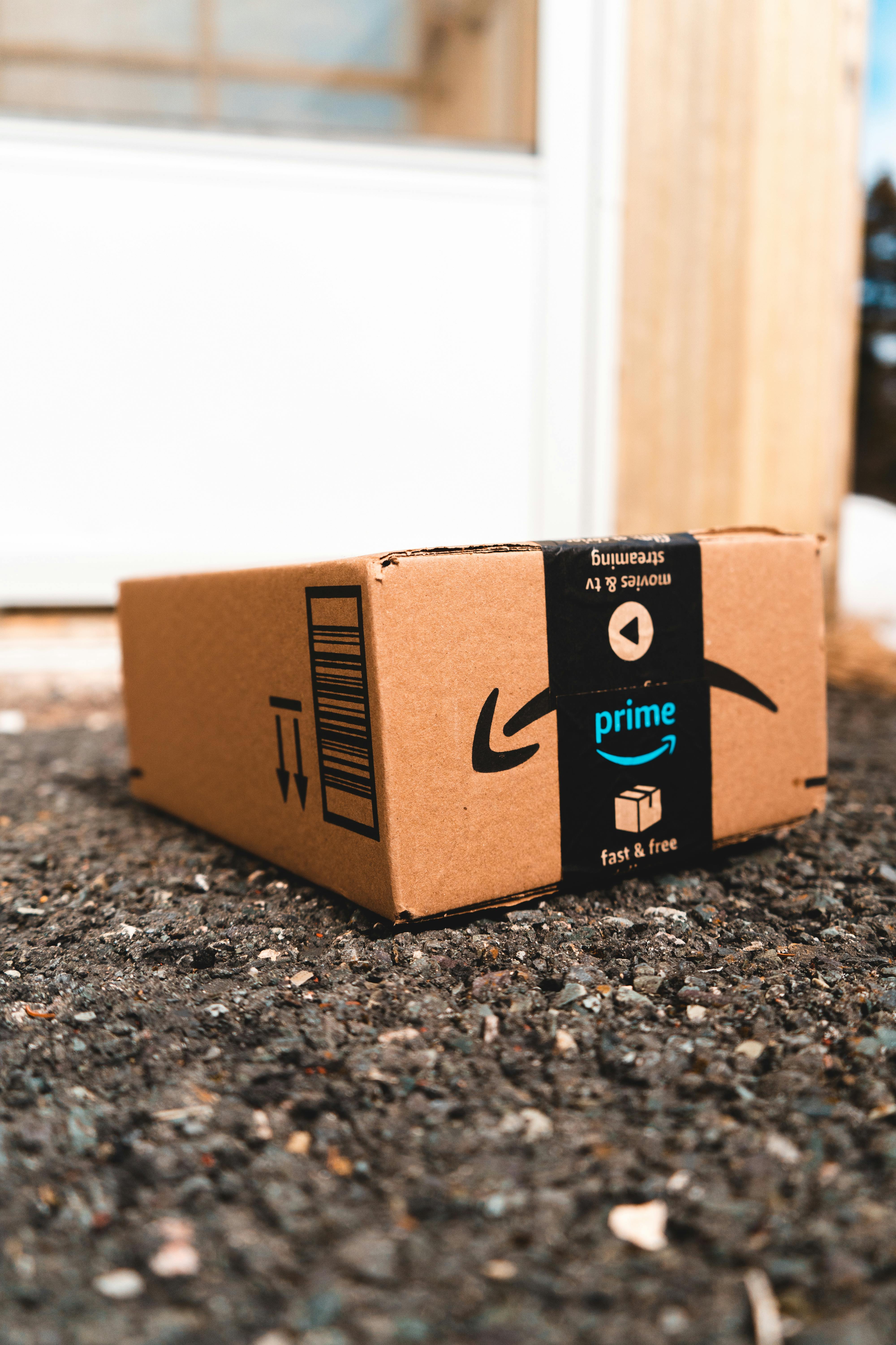 A delivery box on the ground | Source: Pexels