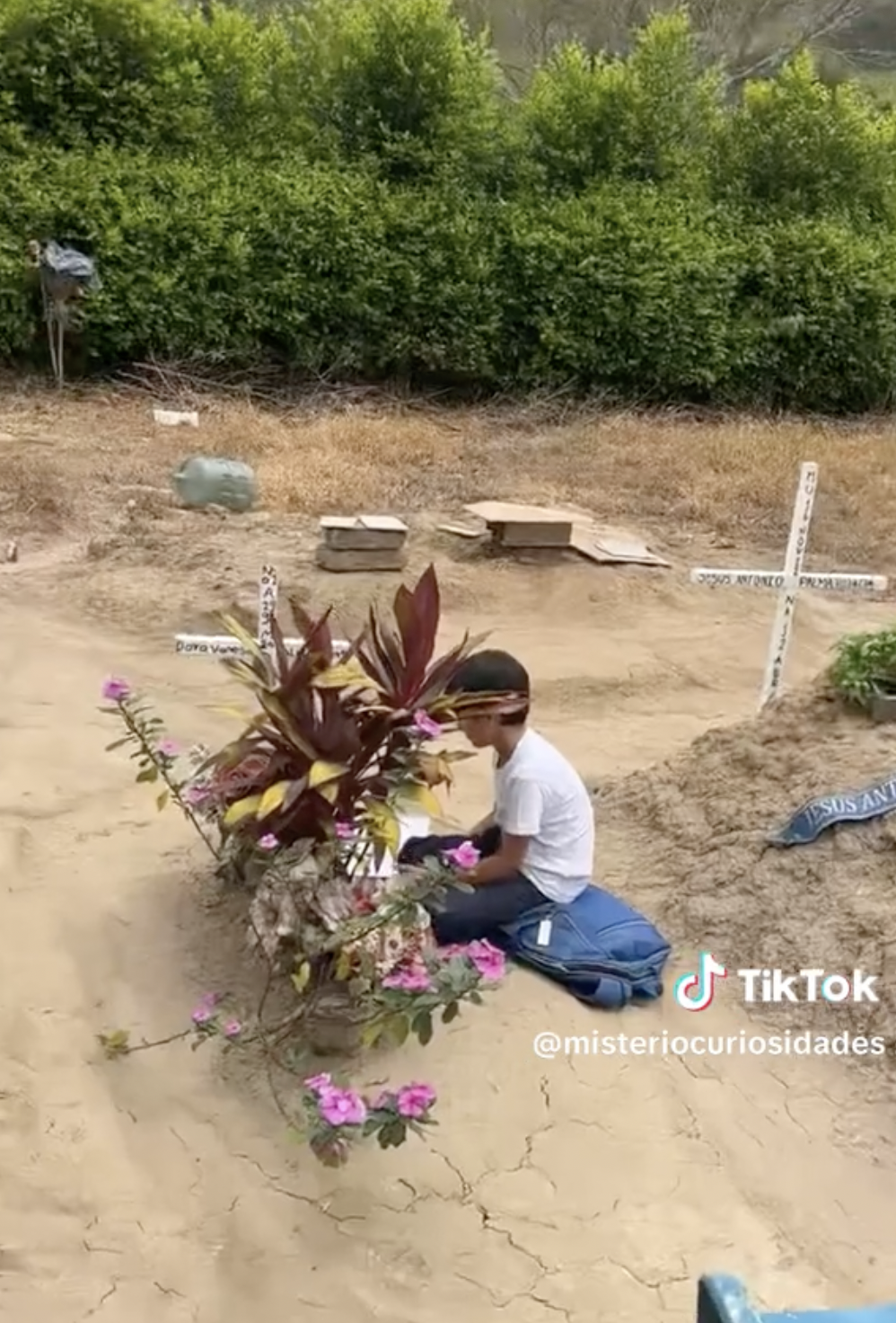 Kike at his mom's grave. | Source: tiktok.com/@misteriocuriosidades