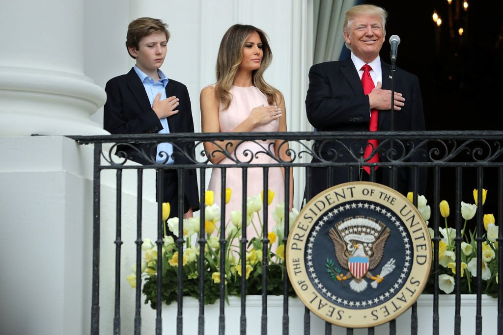 Barron, Donald et Melania Trump à la Maison Blanche en 2017. l Source : Getty Images Barron, Donald et Melania Trump à la Maison Blanche en 2017. l Source : Getty Images