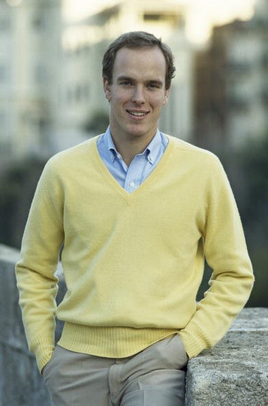 Le Prince Albert II de Monaco pose devant le Palais Royal de Monaco en décembre 1983 à Monte Carlo, Monaco. | Photo : Getty Images Le Prince Albert II de Monaco pose devant le Palais Royal de Monaco en décembre 1983 à Monte Carlo, Monaco. | Photo : Getty Images