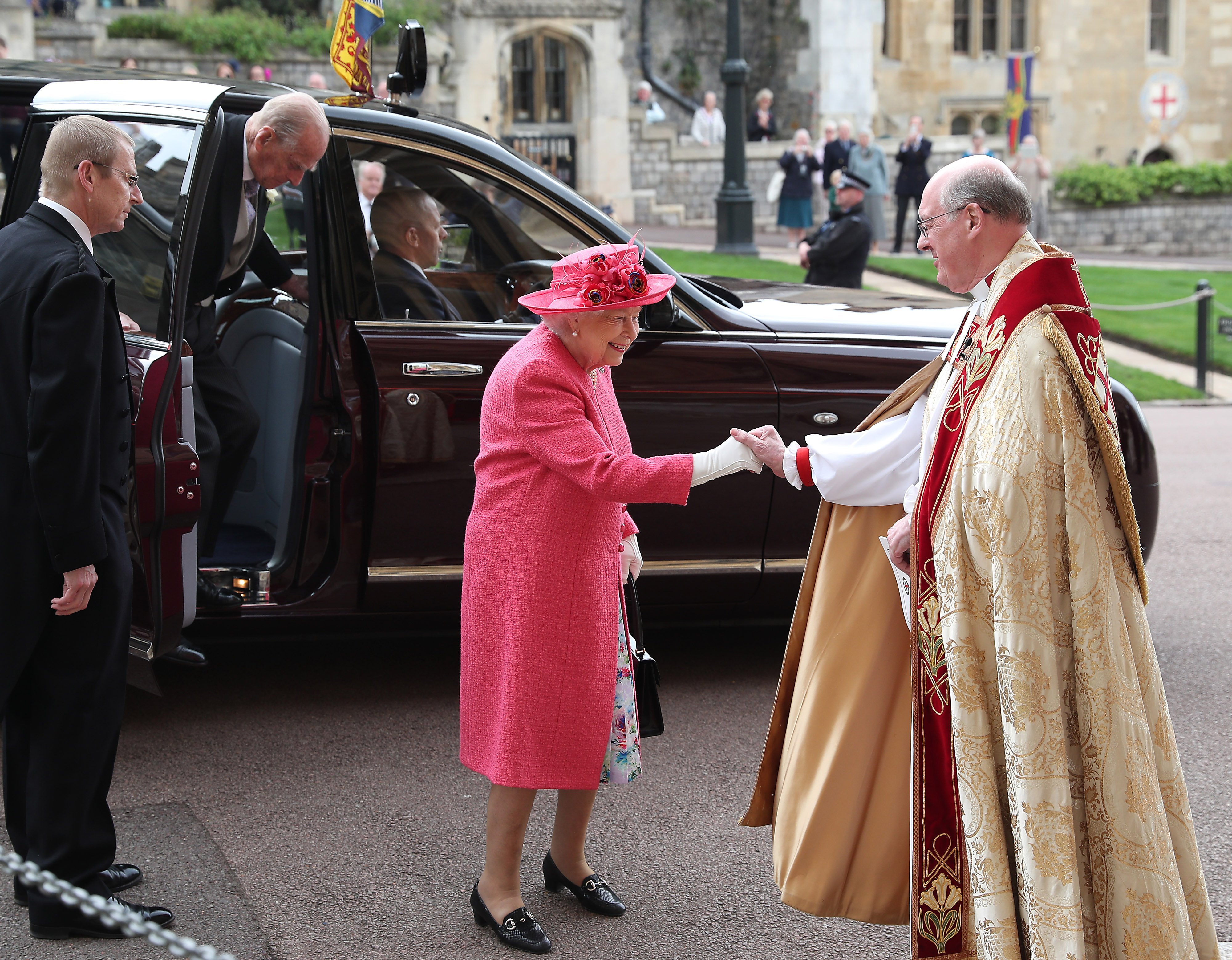 La reina Elizabeth II y el príncipe Phillip llegan a la Capilla de San Jorge en el Castillo de Windsor, Inglaterra | Foto: Getty Images