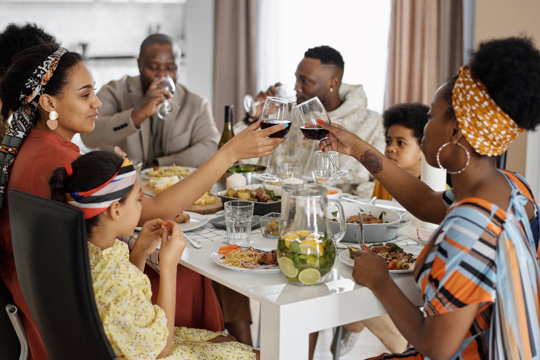 Family dinner | Source: Pexels/  August de Richelieu