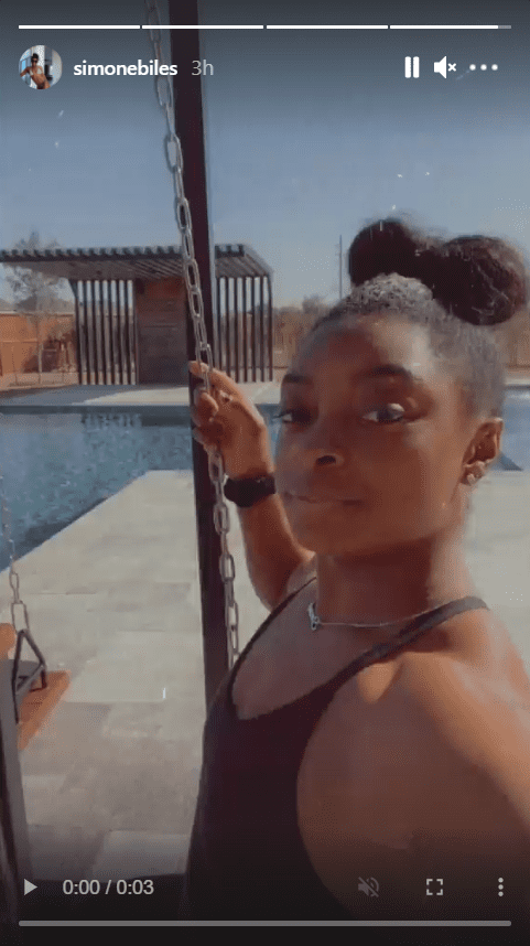 Gymnastics superstar Simone Biles flaunts her ripped shoulders in a new post on her Instagram Story. | Photo: www.instagram.com/simonebiles