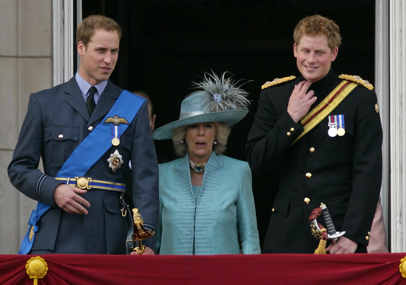 Le prince William, Camilla, duchesse de Cornouailles, et le prince Harry au balcon du palais de Buckingham lors de l'événement annuel du drapeau de la reine du premier bataillon des Grenadier Guards, le 13 juin 2009 à Londres, en Angleterre | Source : Getty Images