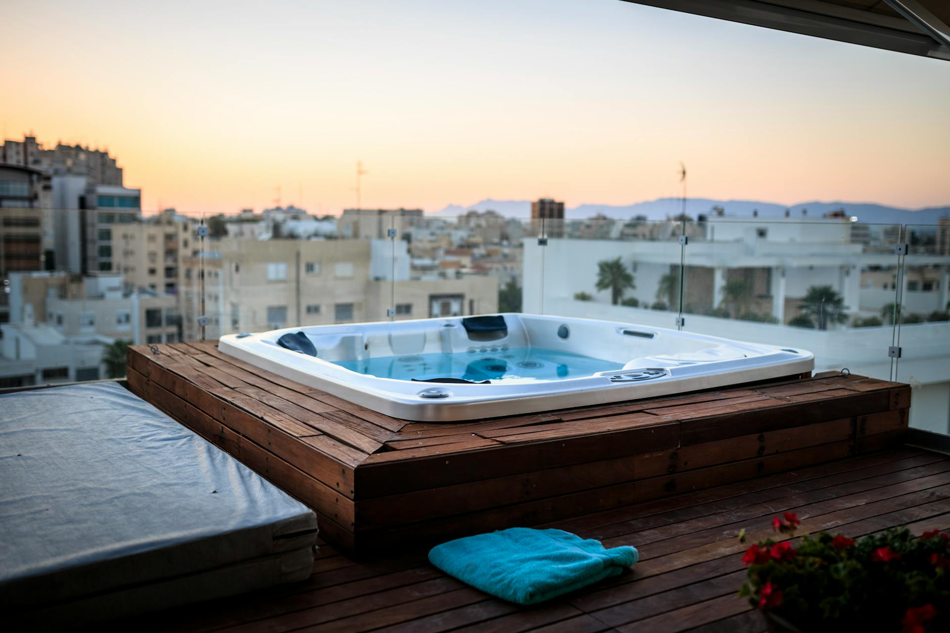 A jacuzzi installed in a balcony | Source: Pexels