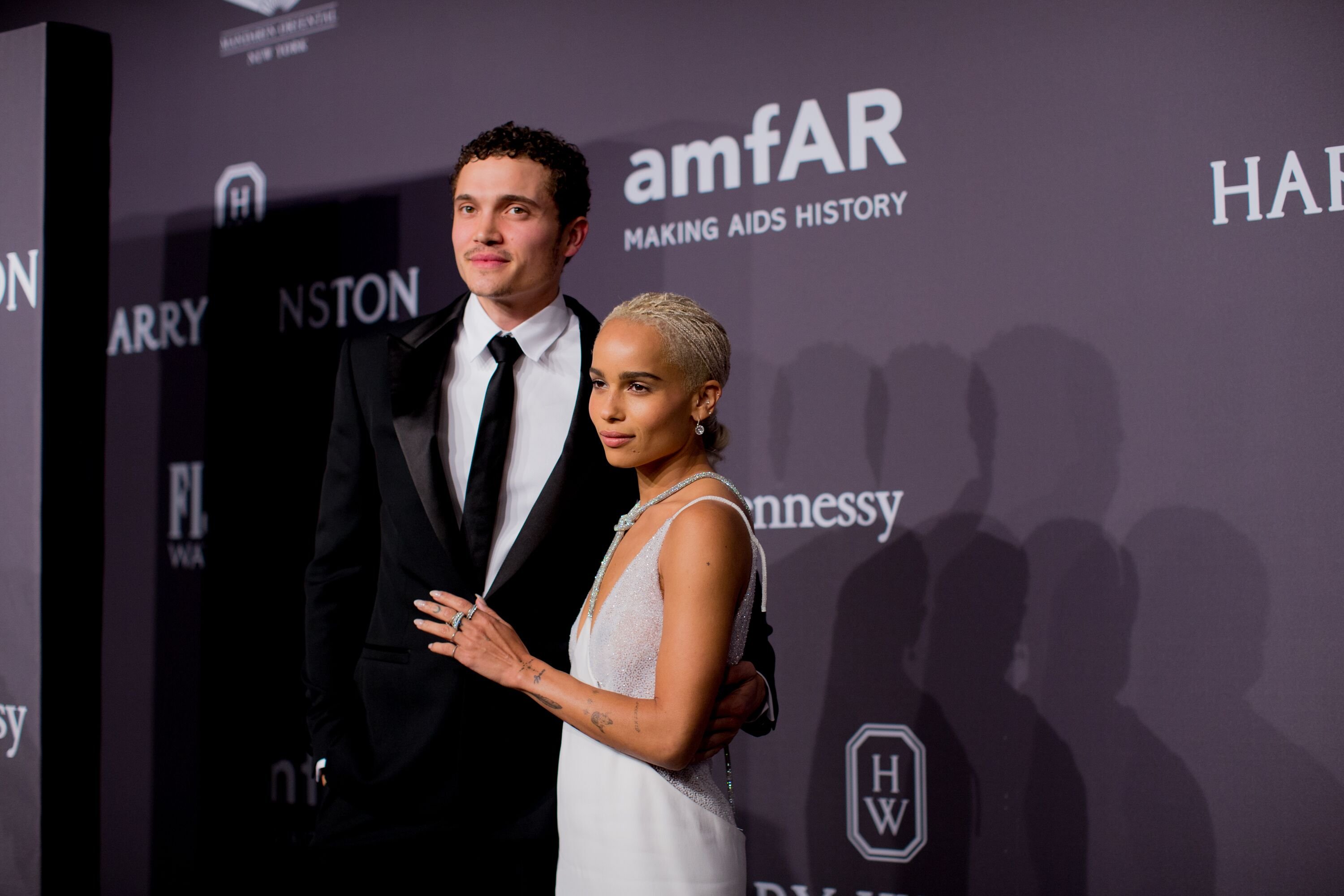 Karl Glusman and Zoe Kravitz arrive at the 19th Annual amfAR New York Gala at Cipriani Wall Street on February 8, 2017 | Photo: Getty Images