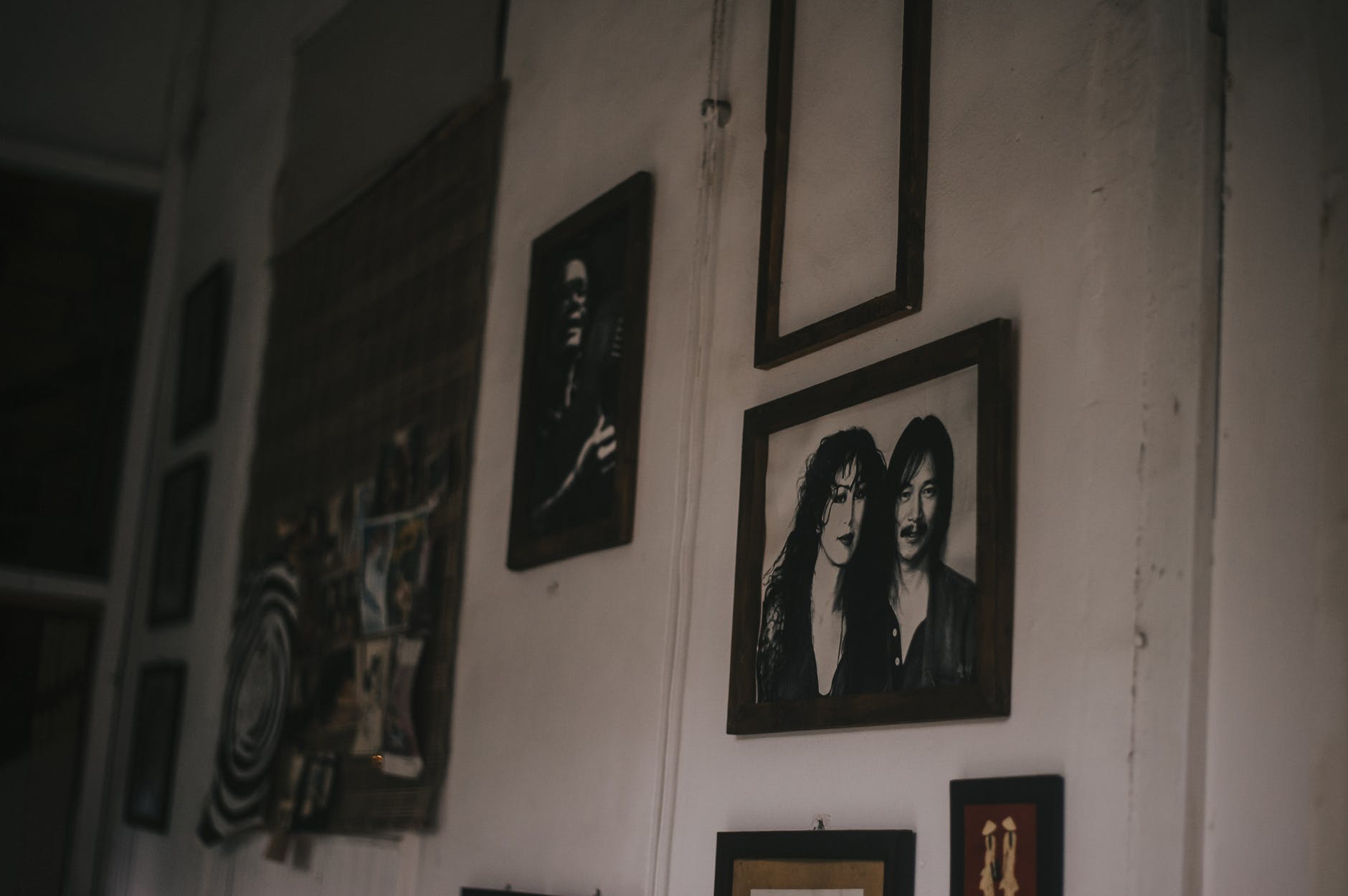 Varias fotos enmarcadas colgadas sobre una pared. | Foto: Pexels