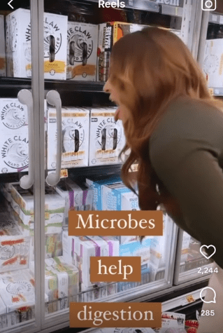 Jodie Meschuk about to lick the handle of a refrigerator door inside a grocery store | Photo: Reddit.com/PenultimateKetchup