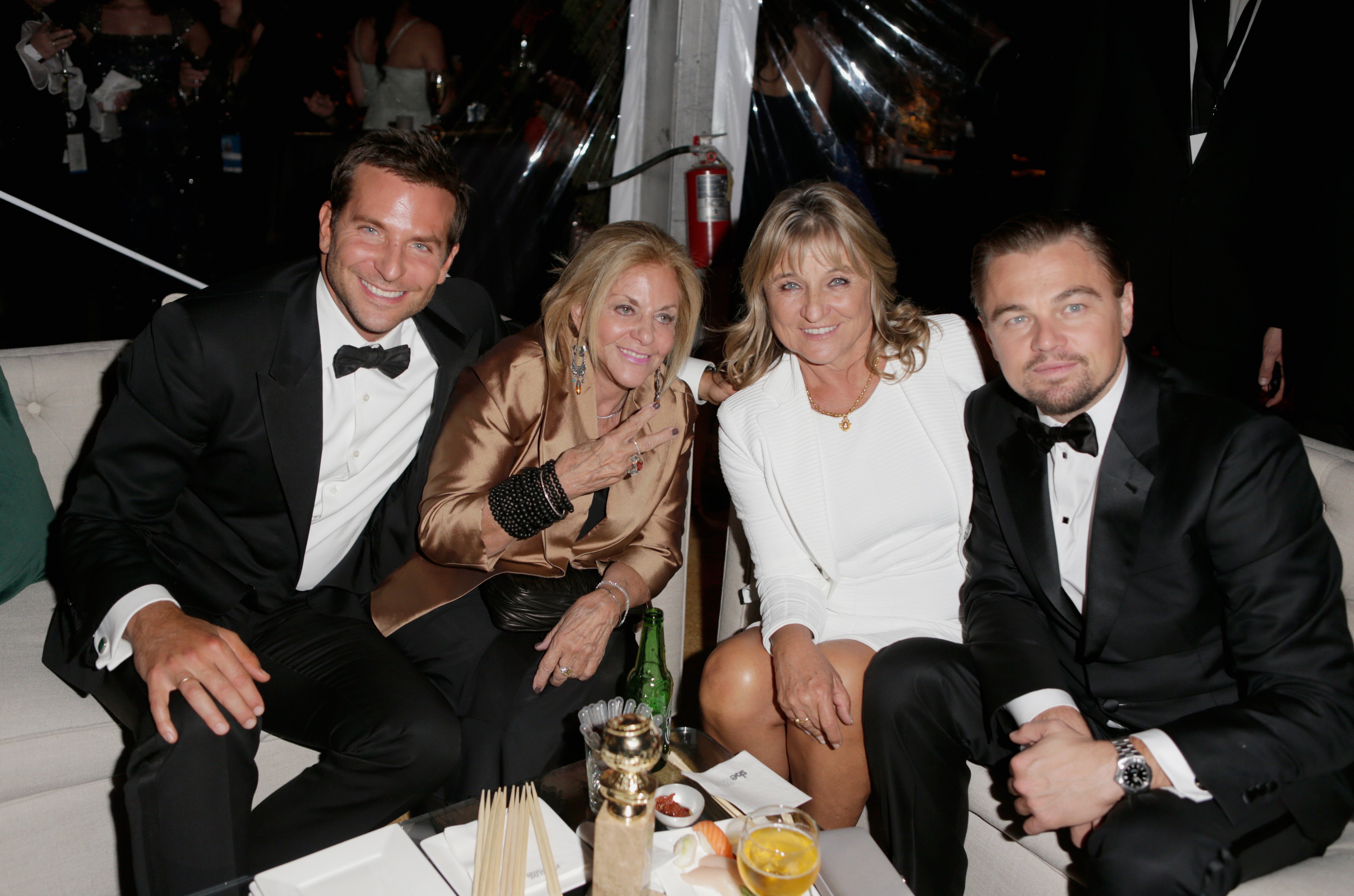 Bradley Cooper junto a su madre Gloria Campano, acompañados de Leonardo DiCaprio y su madre, Irmelin Indenbirken en la fiesta posterior a los Globos de Oro 2014. | Foto: Getty Images
