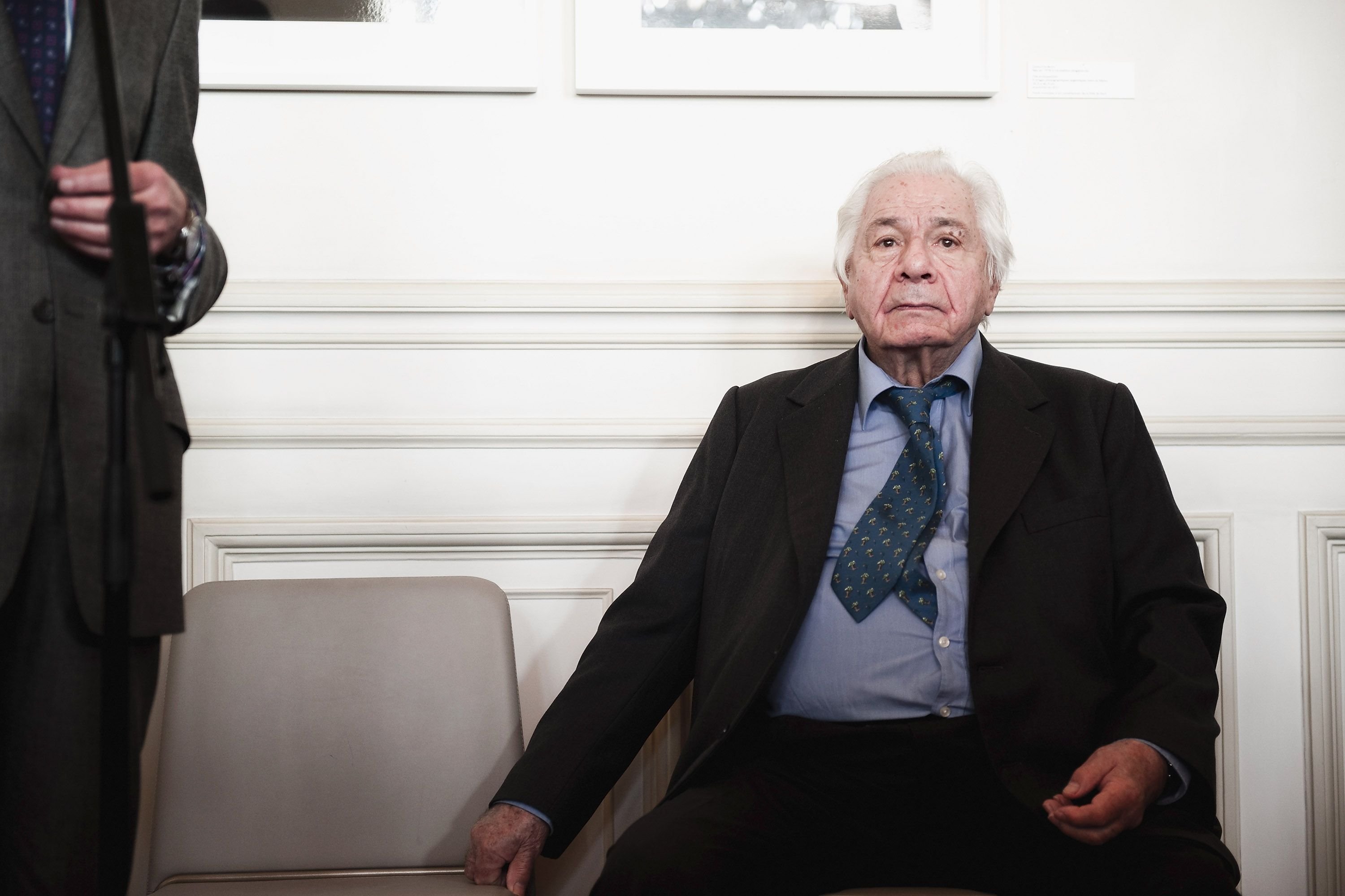 Michel Galabru reçoit Medaille De Vermeil à la Mairie de Paris le 6 décembre 2011 à Paris, France. | Photo : Getty Images