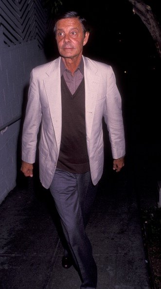 L'acteur Louis Jourdan aperçu le 20 avril 1982 au restaurant Chasen's à Beverly Hills, Californie. |Photo : Getty Images.