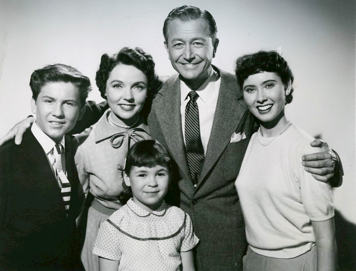 Cast photo of the Anderson Family. Back, from left: Billy Gray, Jane Wyatt, Robert Young, Elinor Donahue. At front is Lauren Chapin. | Source: Wikimedia Commons.