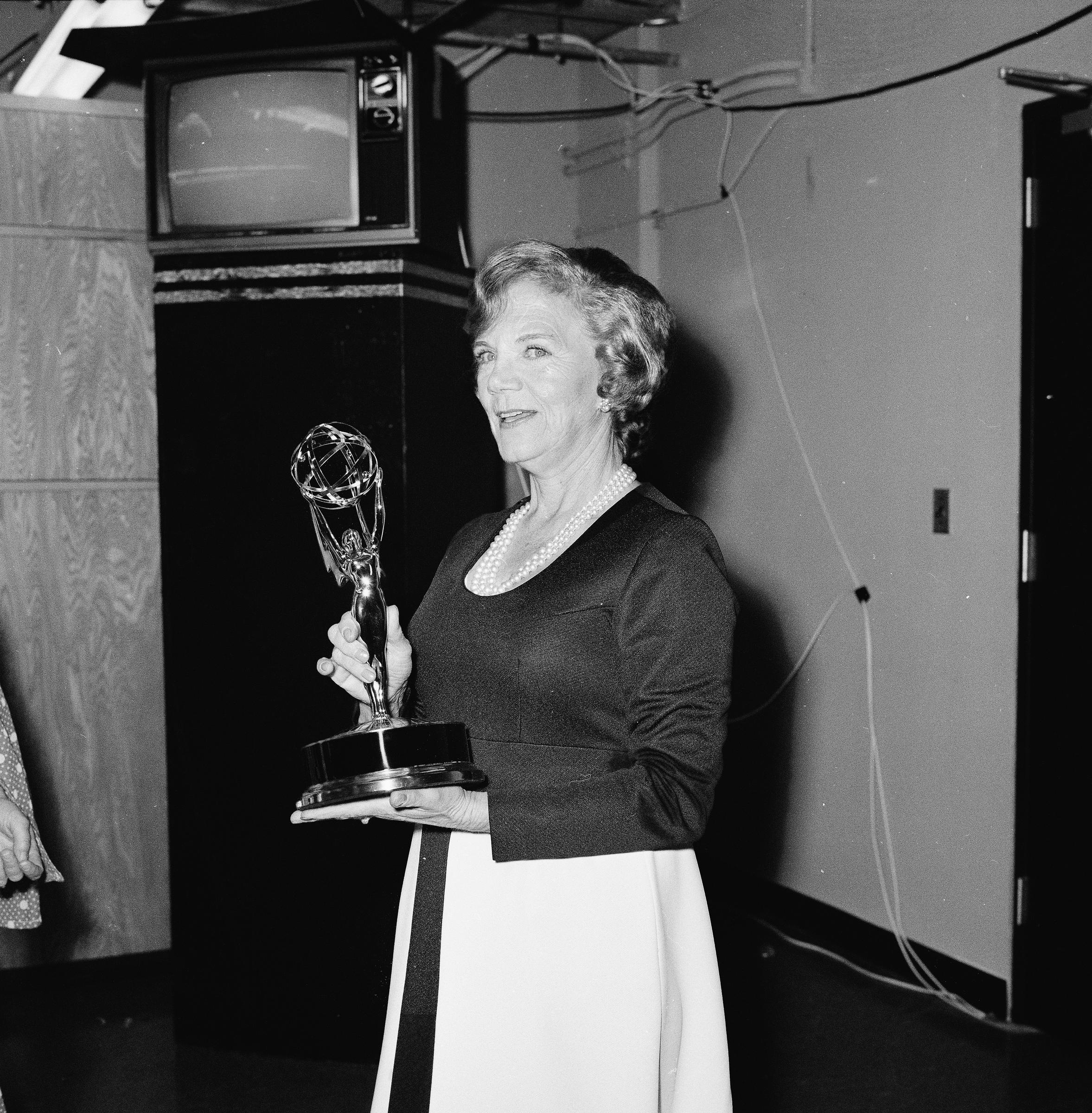 Ellen Corby holding her Emmy Award for Outstanding Performance by an Actress in a Supporting Role in Drama in Hollywood, California on May 20, 1973 | Source: Getty Images