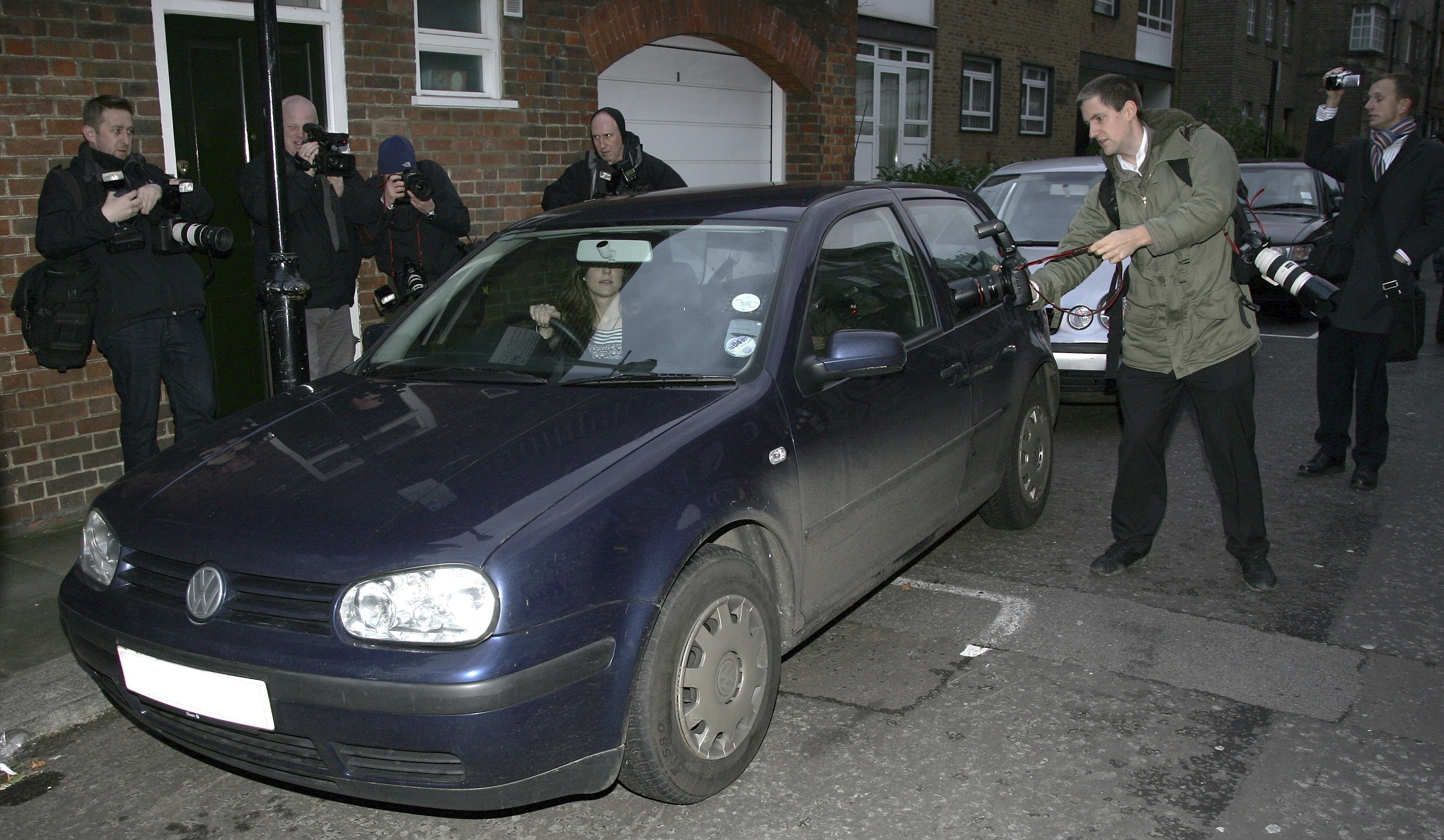 Kate Middleton leaves her Chelsea flat on her 25th birthday on 9 January 2007 in London, England. | Source: Getty Images