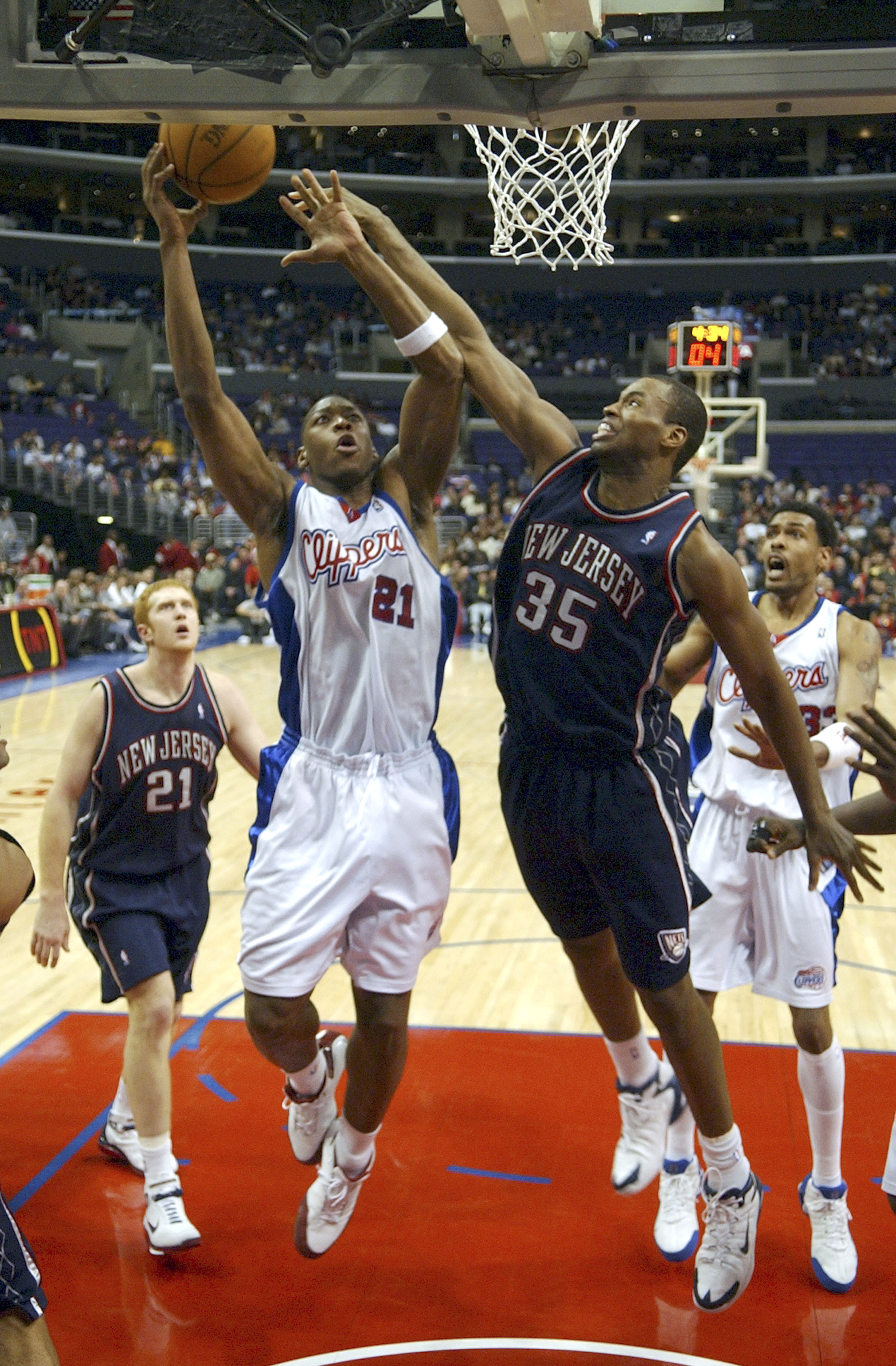 Bobby Simmons of the Los Angeles Clippers drives to the basket against Jason Collins of the New Jersey Nets at Staples Center in Los Angeles on November 25, 2004. | Source: Getty Images