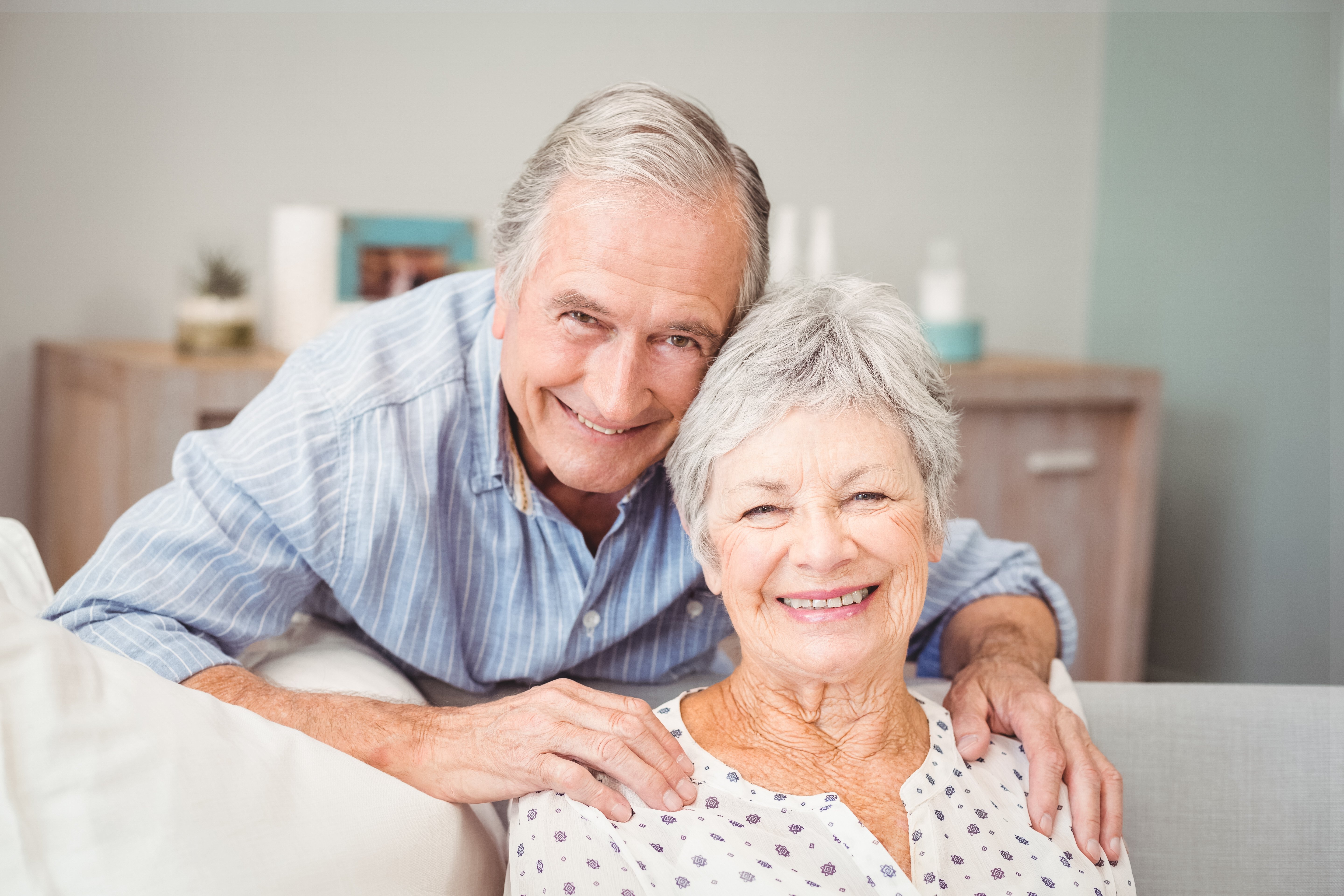 Portrait of romantic senior man with his wife at home | Photo: Shutterstock