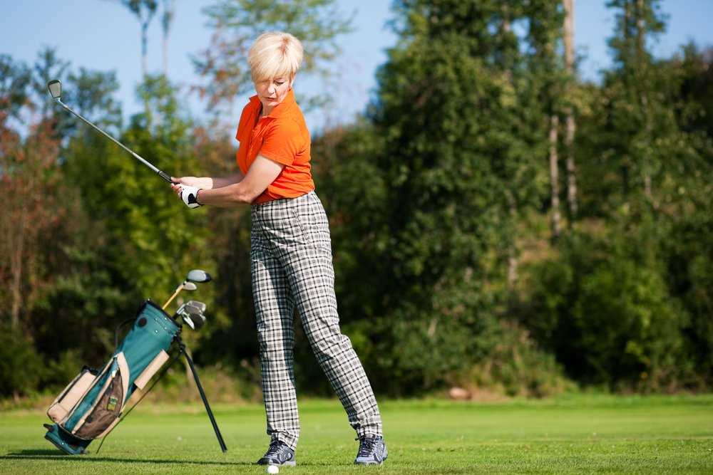 Mujer jugando al golf. | Foto: Shutterstock