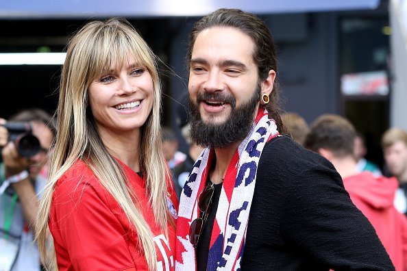 Heidi Klum and Tom Kaulitz look on during the Bundesliga match | Photo: Getty Images