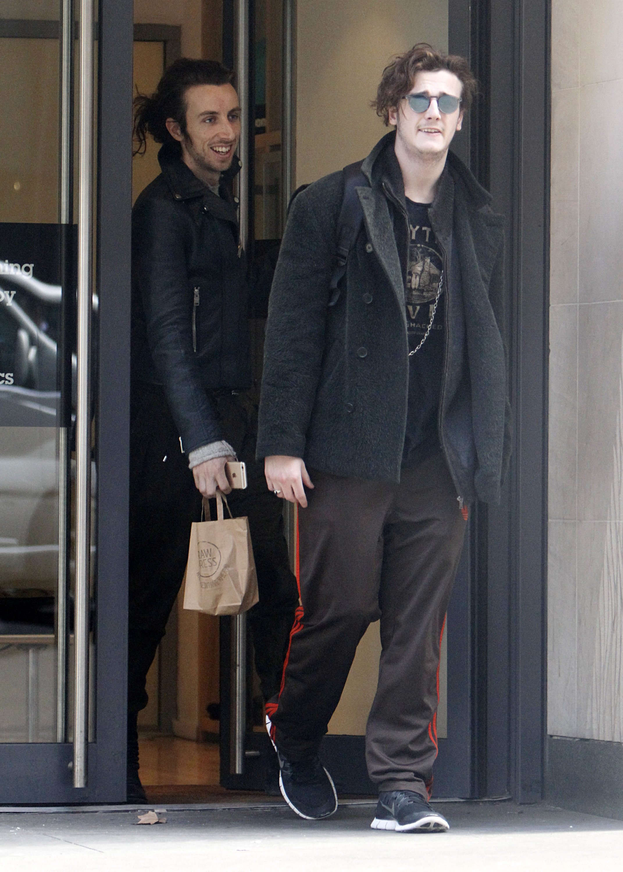 Foto von Micheál Richardson beim Verlassen des Fitnessstudios mit einem Freund am 5. März 2015 in London | Quelle: Getty Images