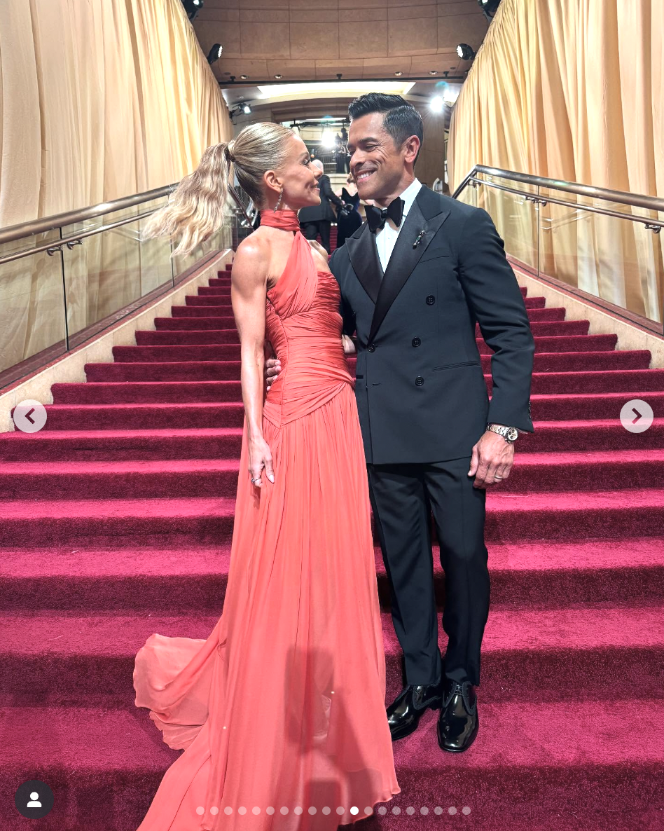 Kelly Ripa and Mark Consuelos are seen posing on the staircase at the Oscars, dated March 10, 2025 | Source: Instagram/kellyripa
