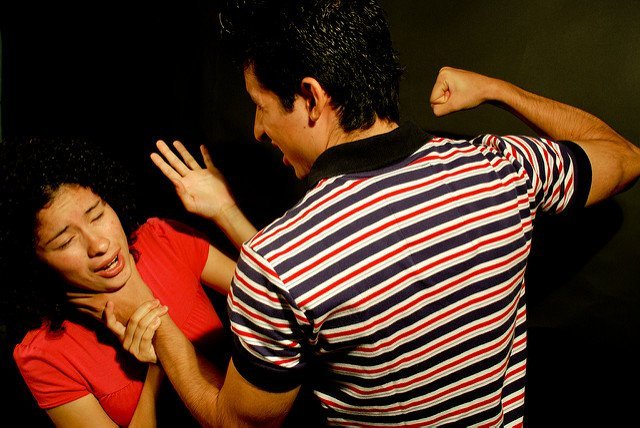 Hombre a punto de golpear a una mujer | Foto: Flickr Hombre a punto de golpear a una mujer | Foto: Flickr