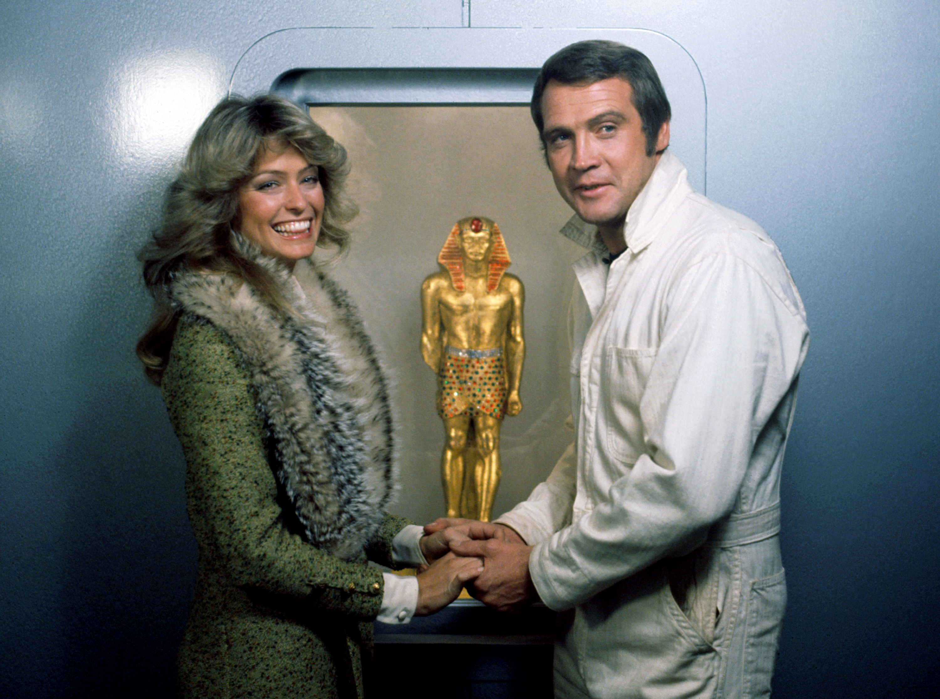During Season 3 of "The Six Million Dollar Man," Steve (Lee Majors) and Trish Hollander (guest-star and Major's wife, Farrah Fawcett-Majors) retrieved a priceless statue | Source: Getty Images