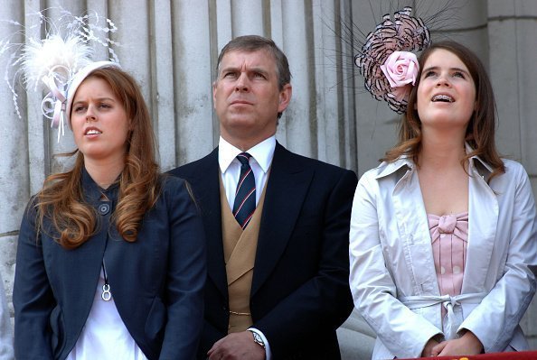 Prince Andrew, Duke of York stands between his daughters, Princess Beatrice (l) and Princess Eugenie, wearing teeth braces, on the balcony of Buckingham Palace following the Trooping the Colour ceremony on June 17, 2006 | Photo: Getty Images