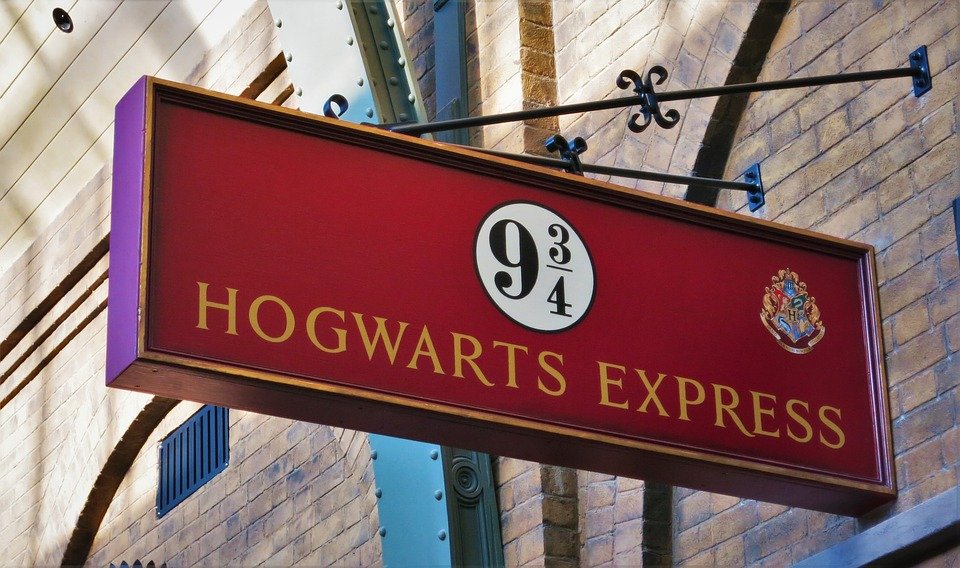A photo of Hogwarts Express. | Photo: Pixabay