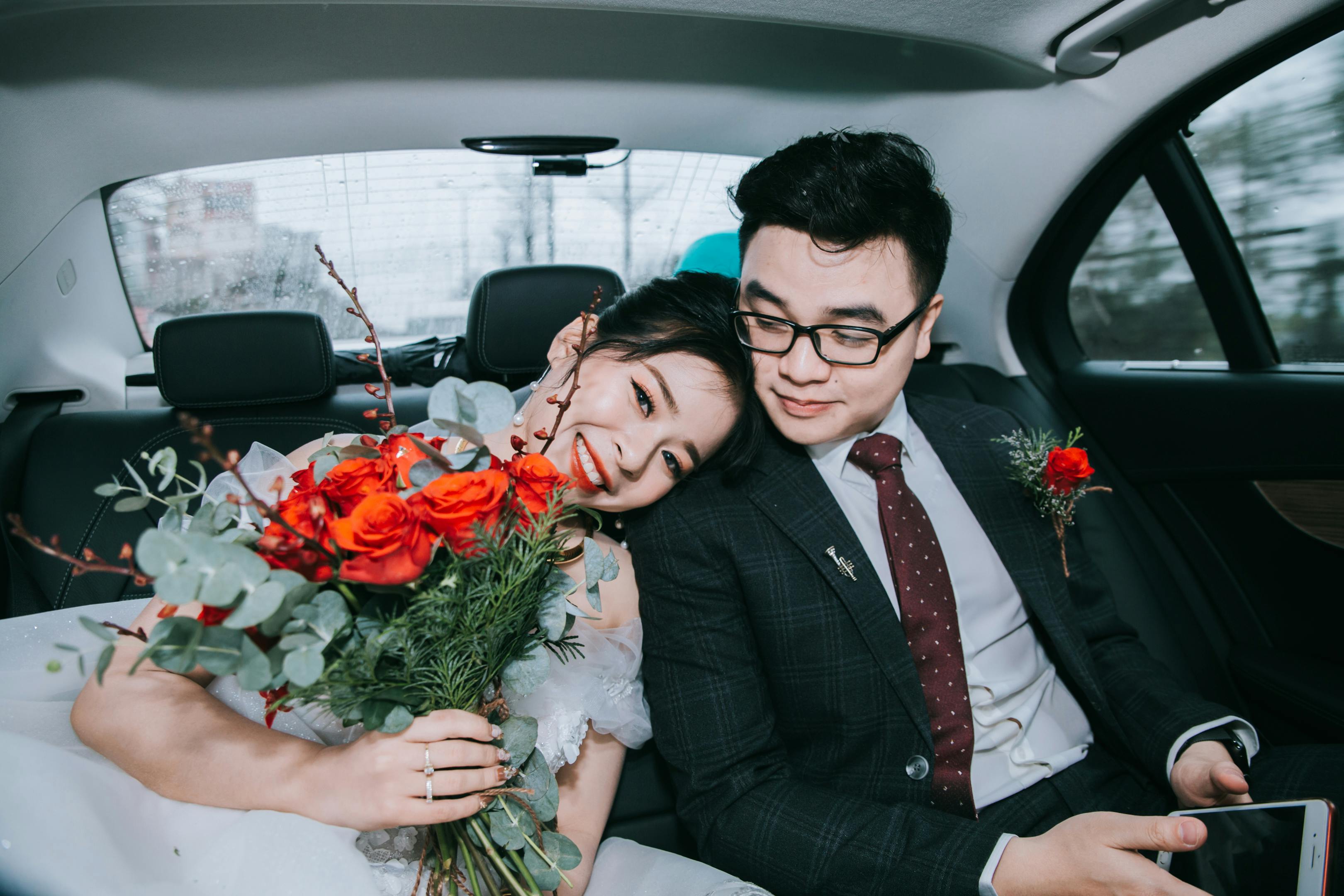 Happy newlywed couple in a car | Source: Pexels