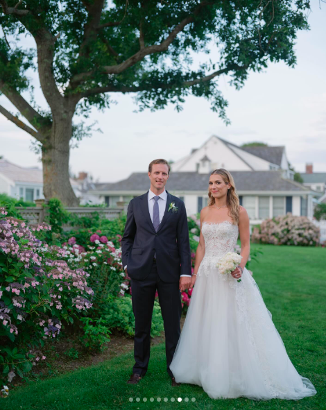 Tellef Lundevall and Mariah Kennedy Cuomo posing for a picture on their wedding day, posted on July 24, 2024 | Source: Instagram/annerhettphotography