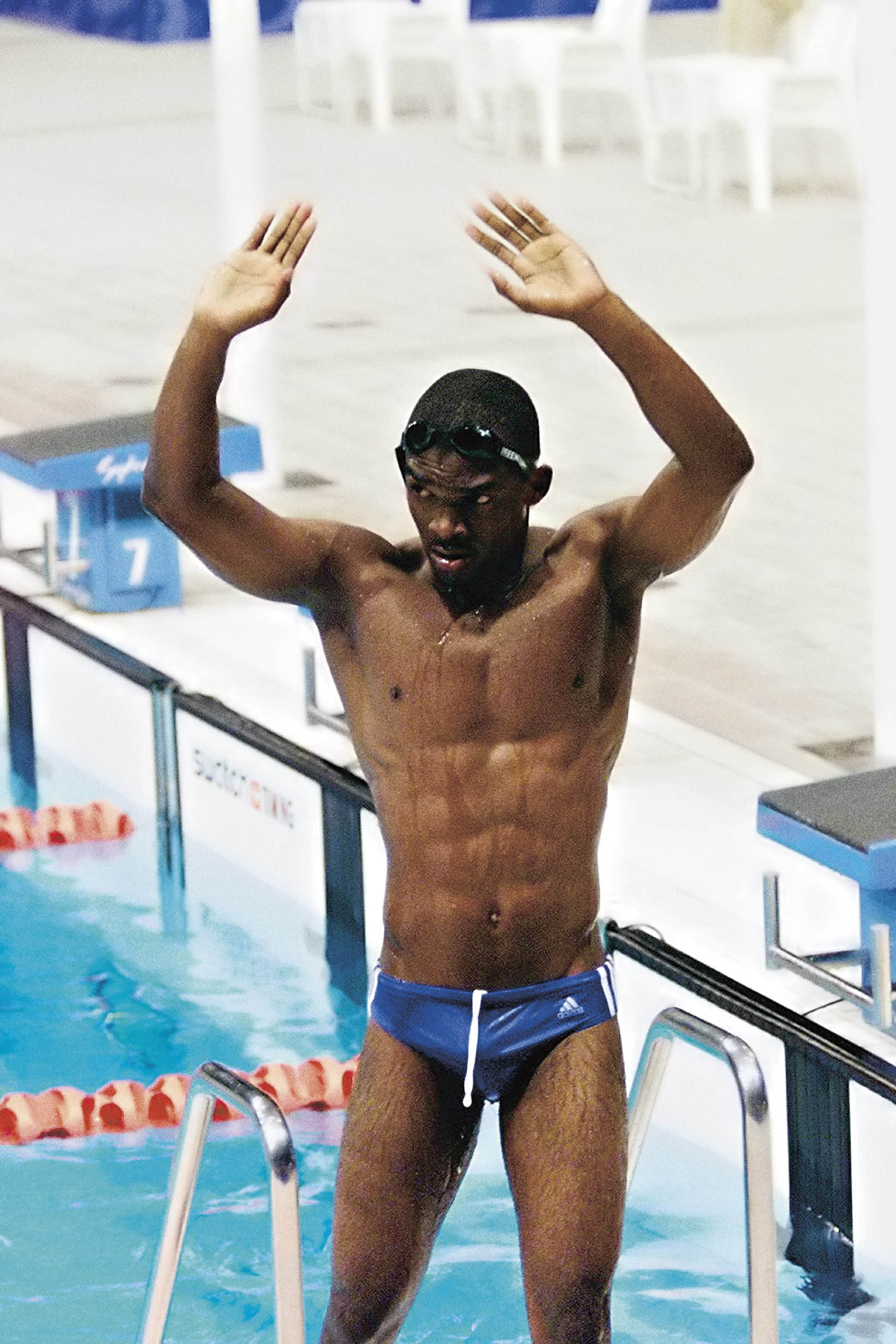 Eric Moussambani swims alone in the Men's 100m Freestyle Heat at the Sydney 2000 Olympic Games, on September 19, 2000, in Sydney, Australia | Source: Getty Images