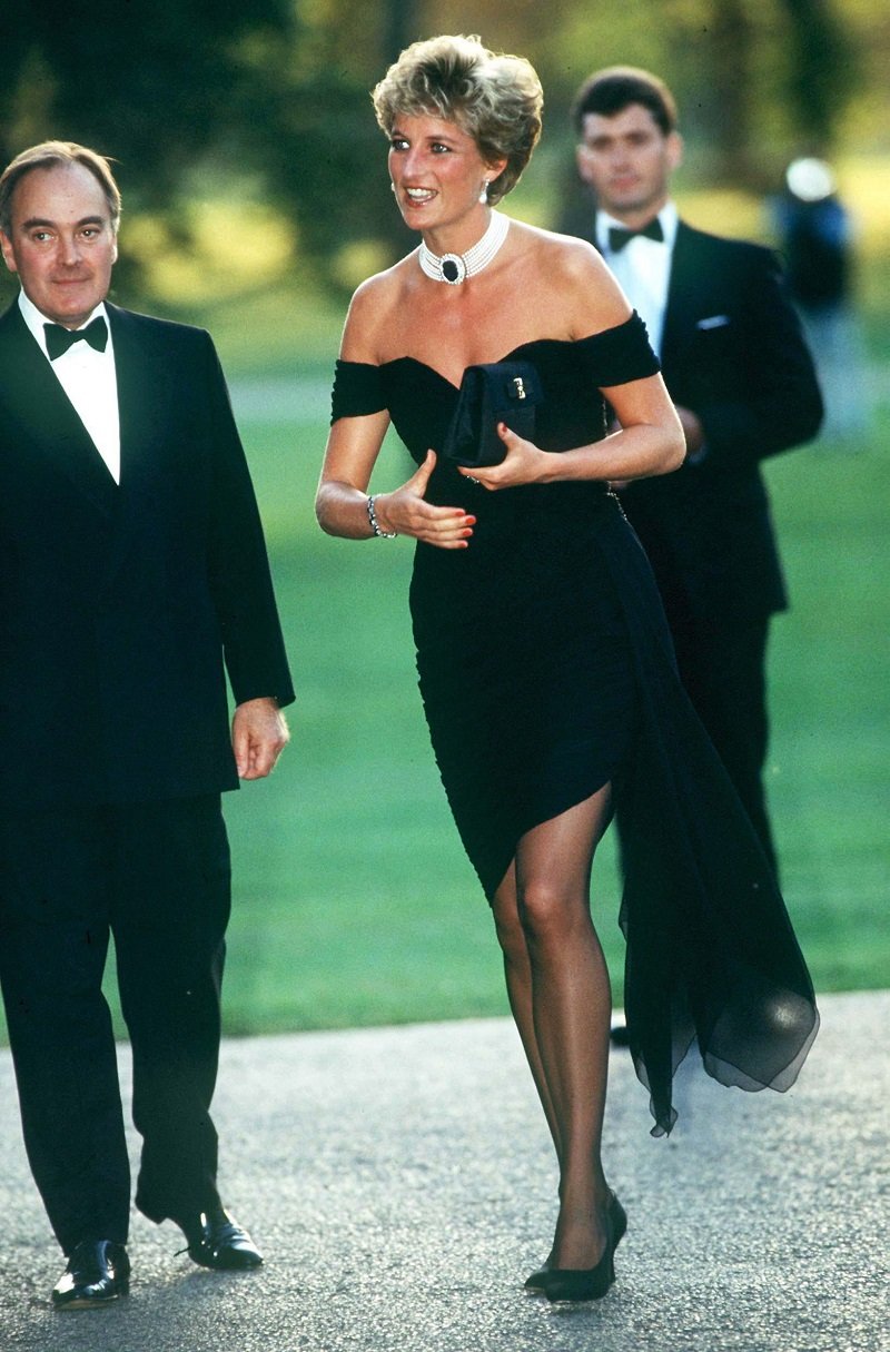 Princess Diana wearing "the revenge dress" at the Serpentine Gallery in London on June 29, 1994 | Photo: Getty Images