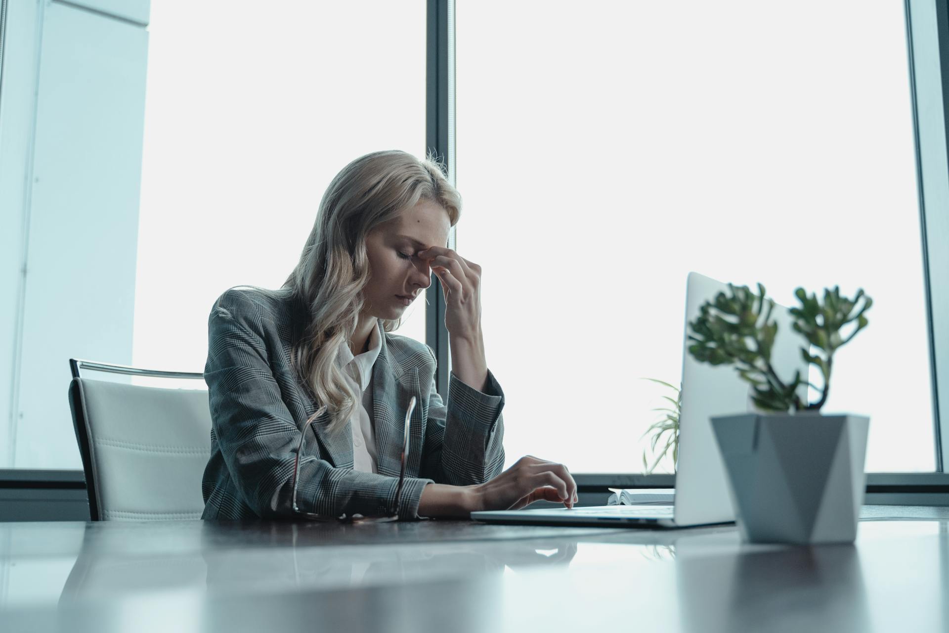 A woman at work, thinking | Source: Pexels