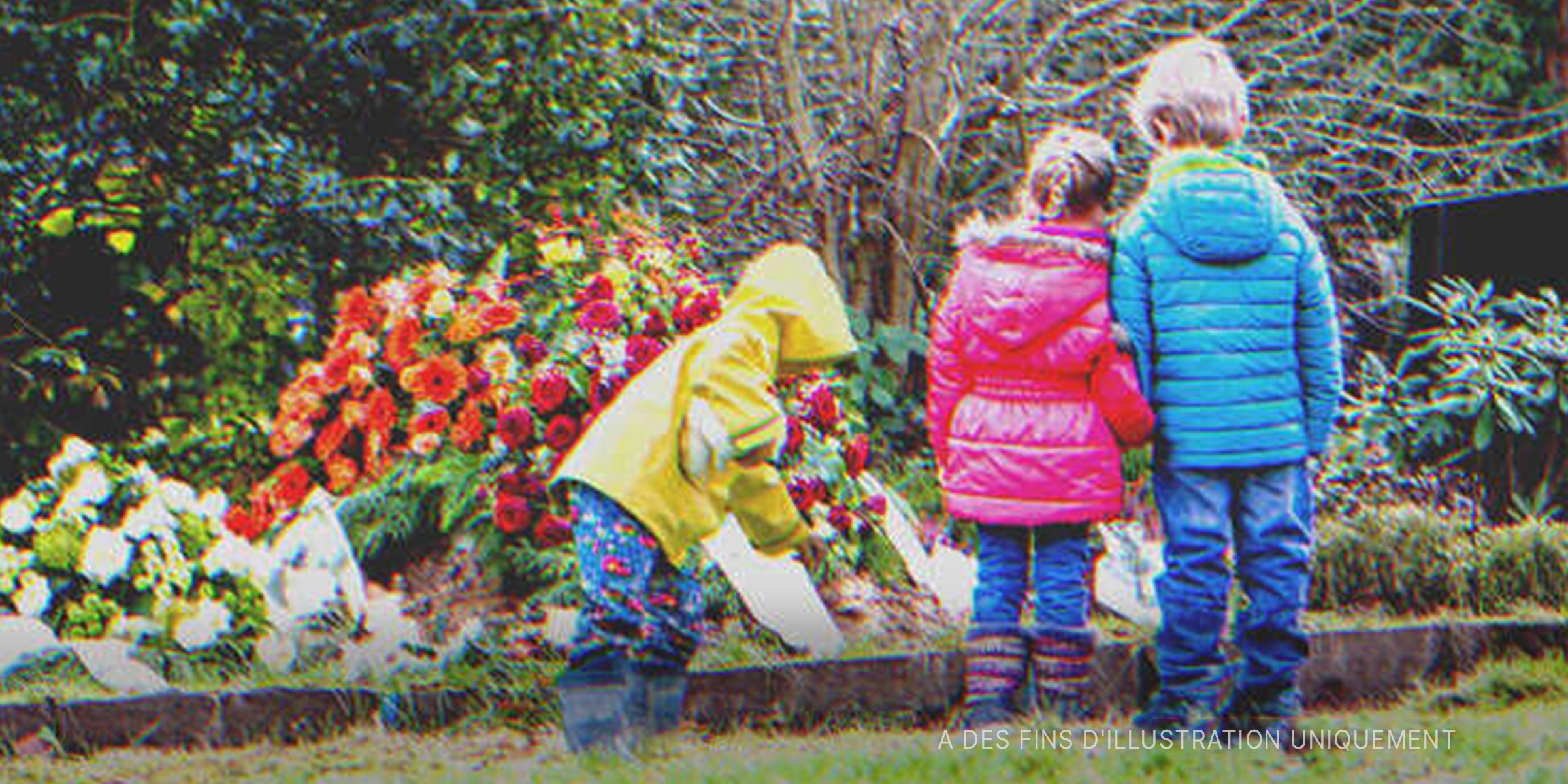 Trois enfants debout devant une tombe | Source : Shutterstock 