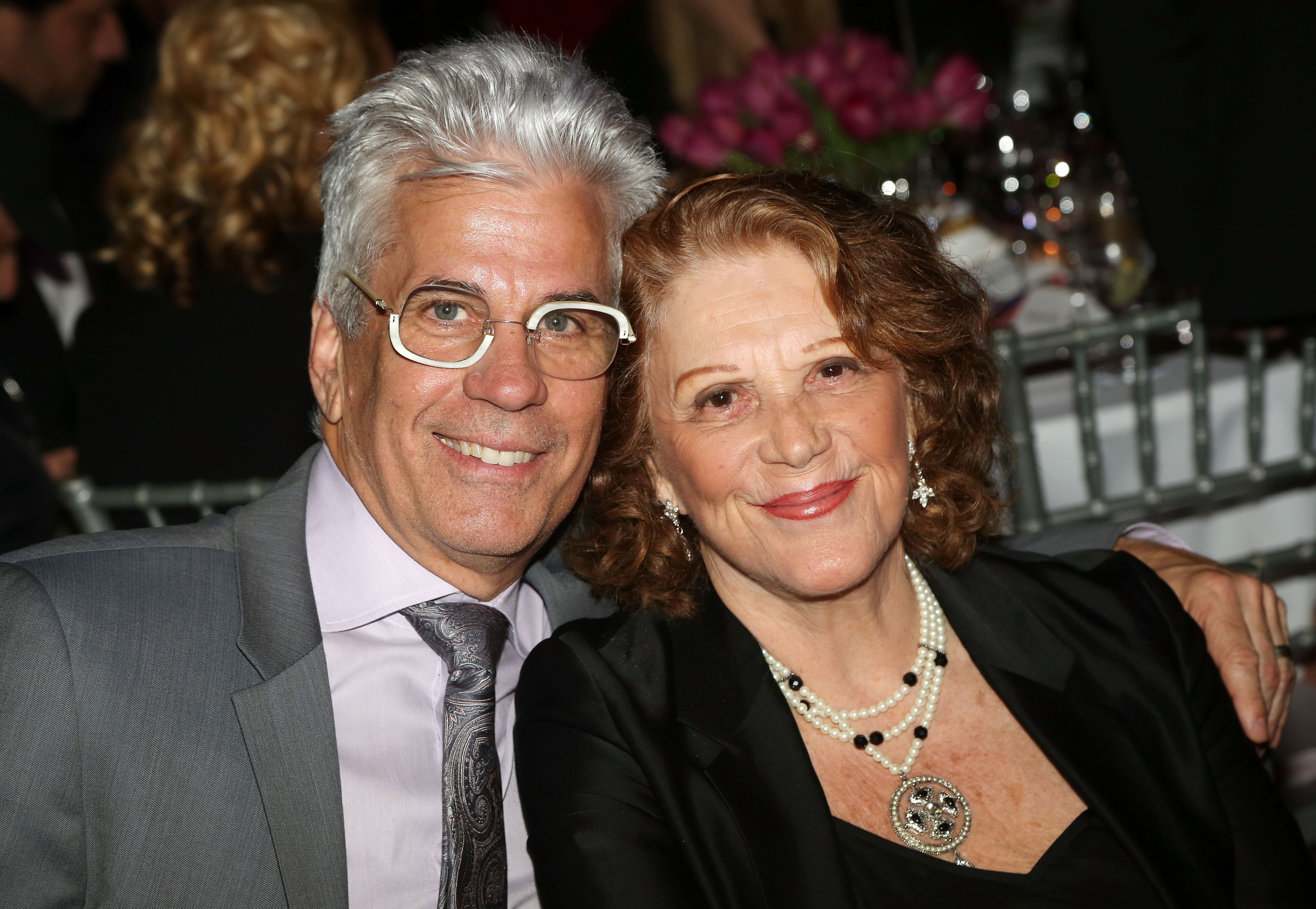 Steve Bakunas and wife Linda Lavin pose at the MCC Theater Company's "Miscast" 2016 Gala at The Hammerstein Ballroom on April 4, 2016 in New York City | Source: Getty Images