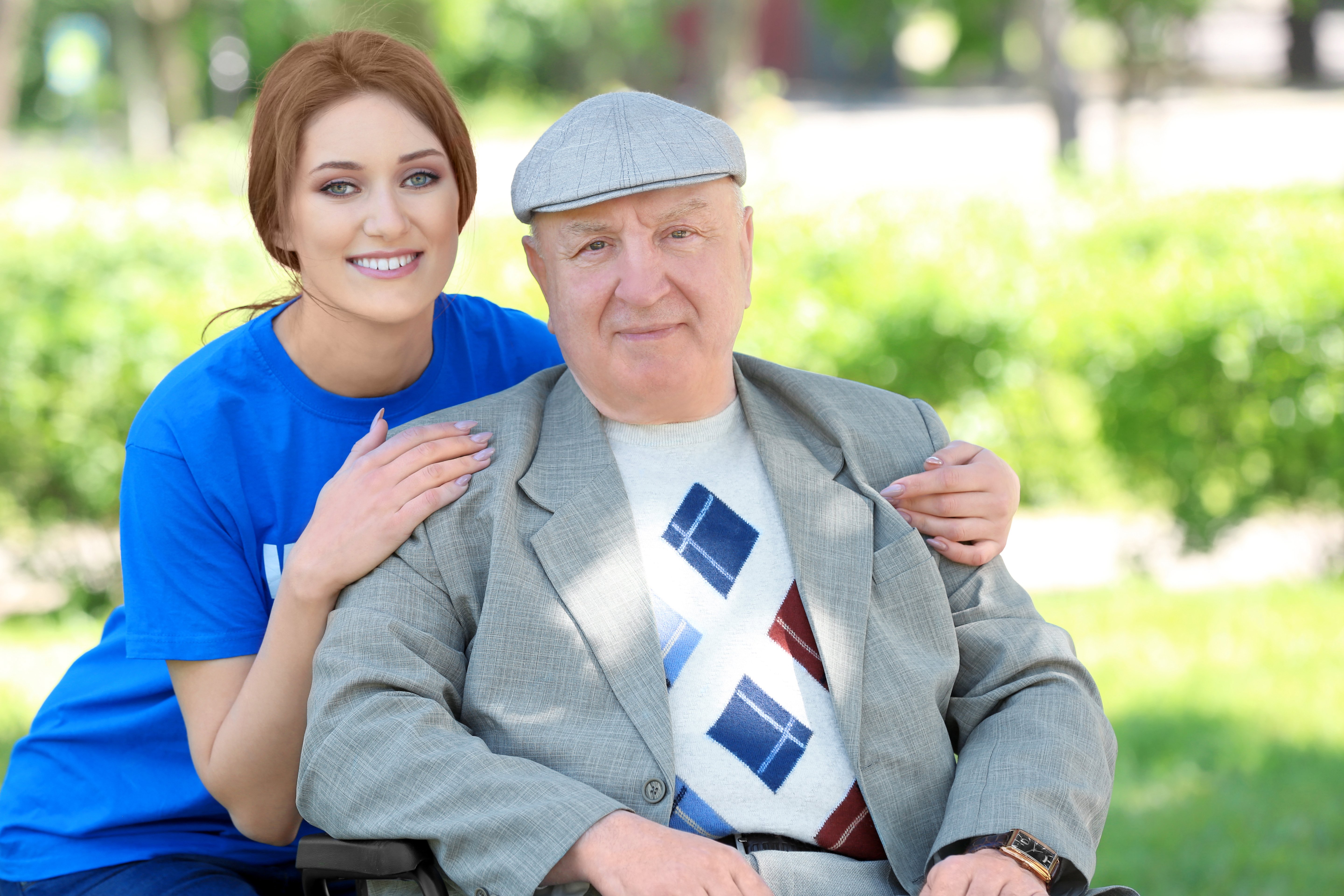 Anciano y joven. | Foto: Shutterstock
