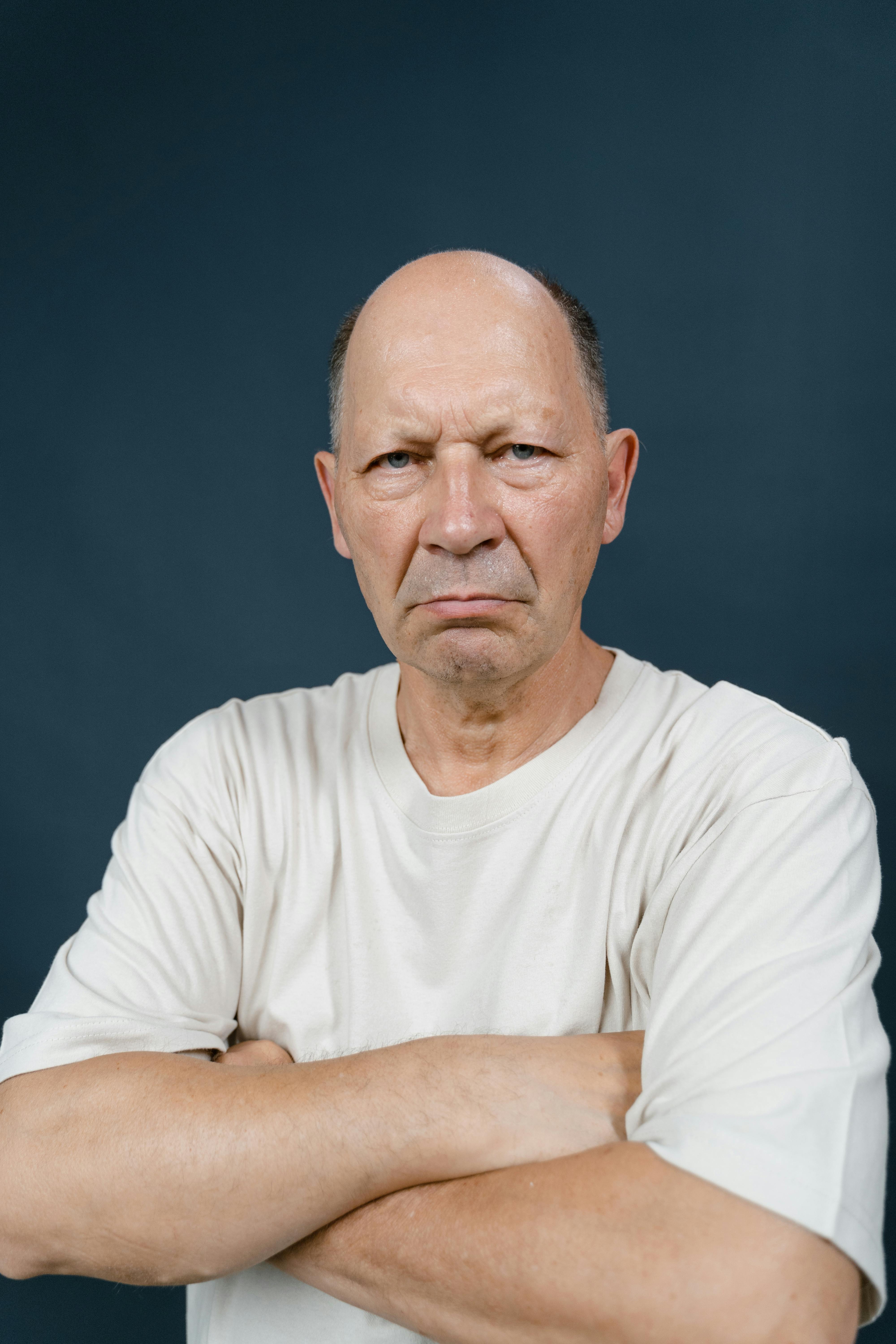 An angry older man with his arms crossed | Source: Pexels