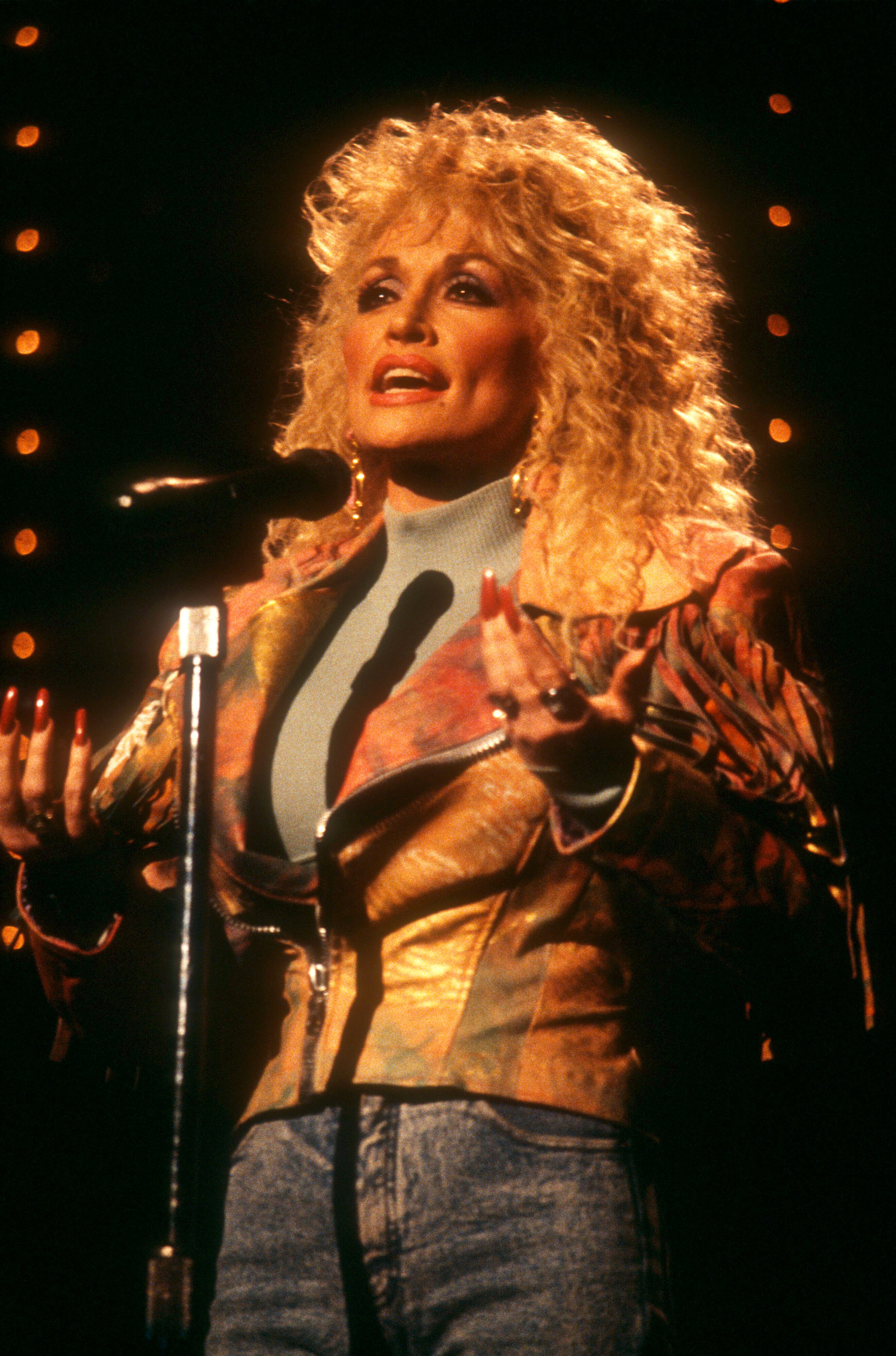 Dolly rehearsing for the Gospel Music Association Dove Awards in 1989 in Nashville. | Photo: Getty Images