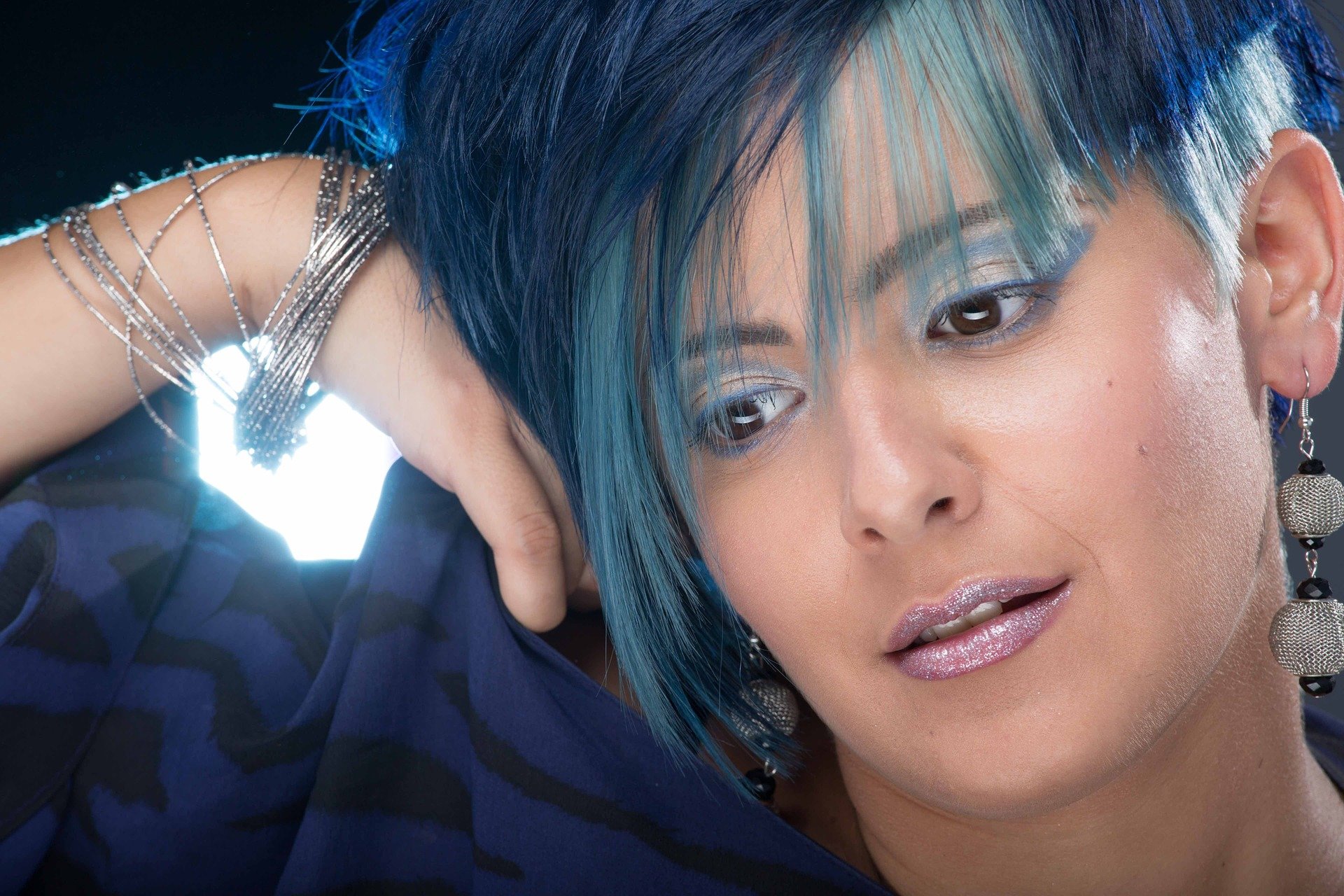 Une femme aux cheveux colorés. Photo : Pixabay