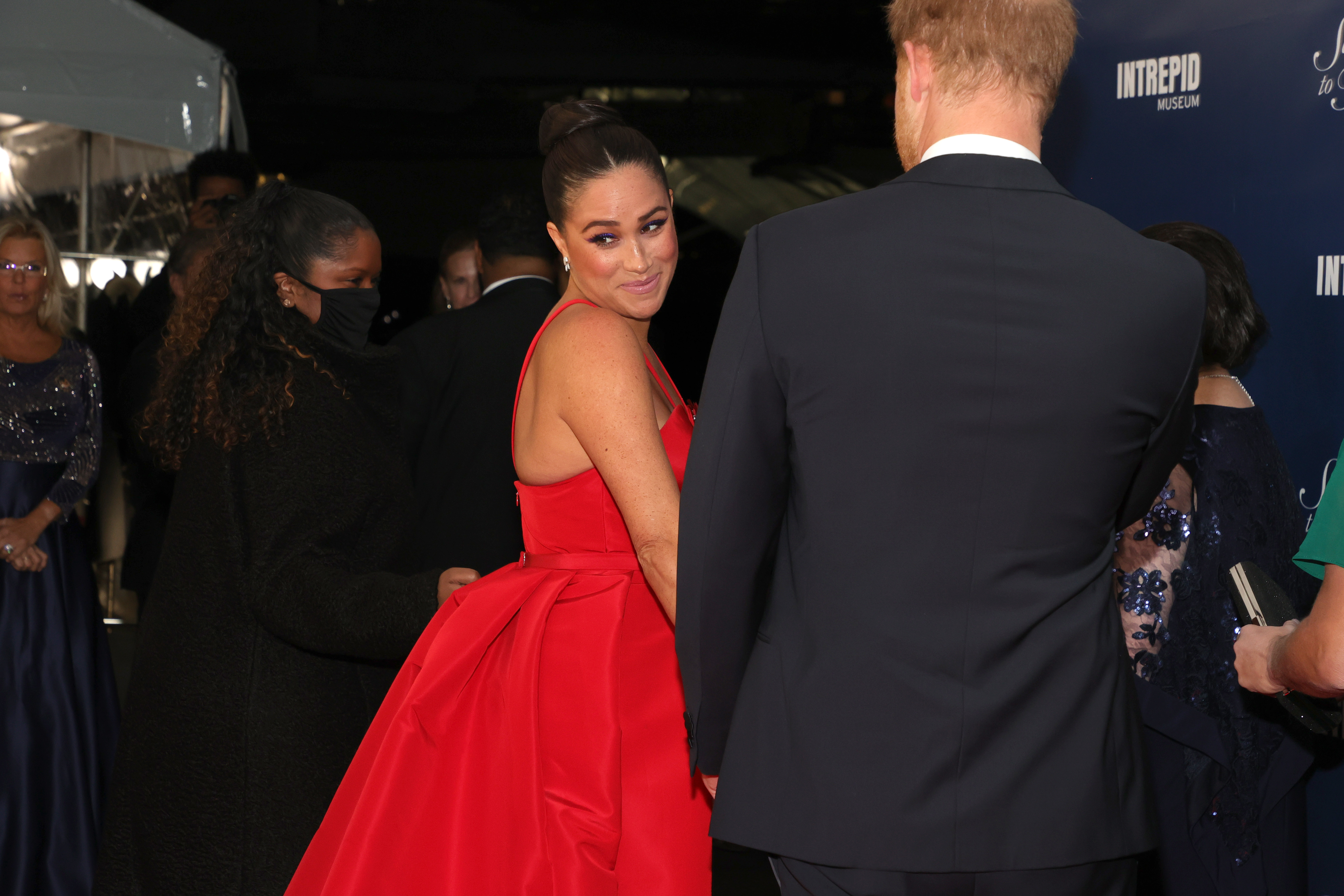 Meghan Markle smiles beside Prince Harry at the 2021 Salute to Freedom Gala in New York City on November 10, 2021 | Source: Getty Images