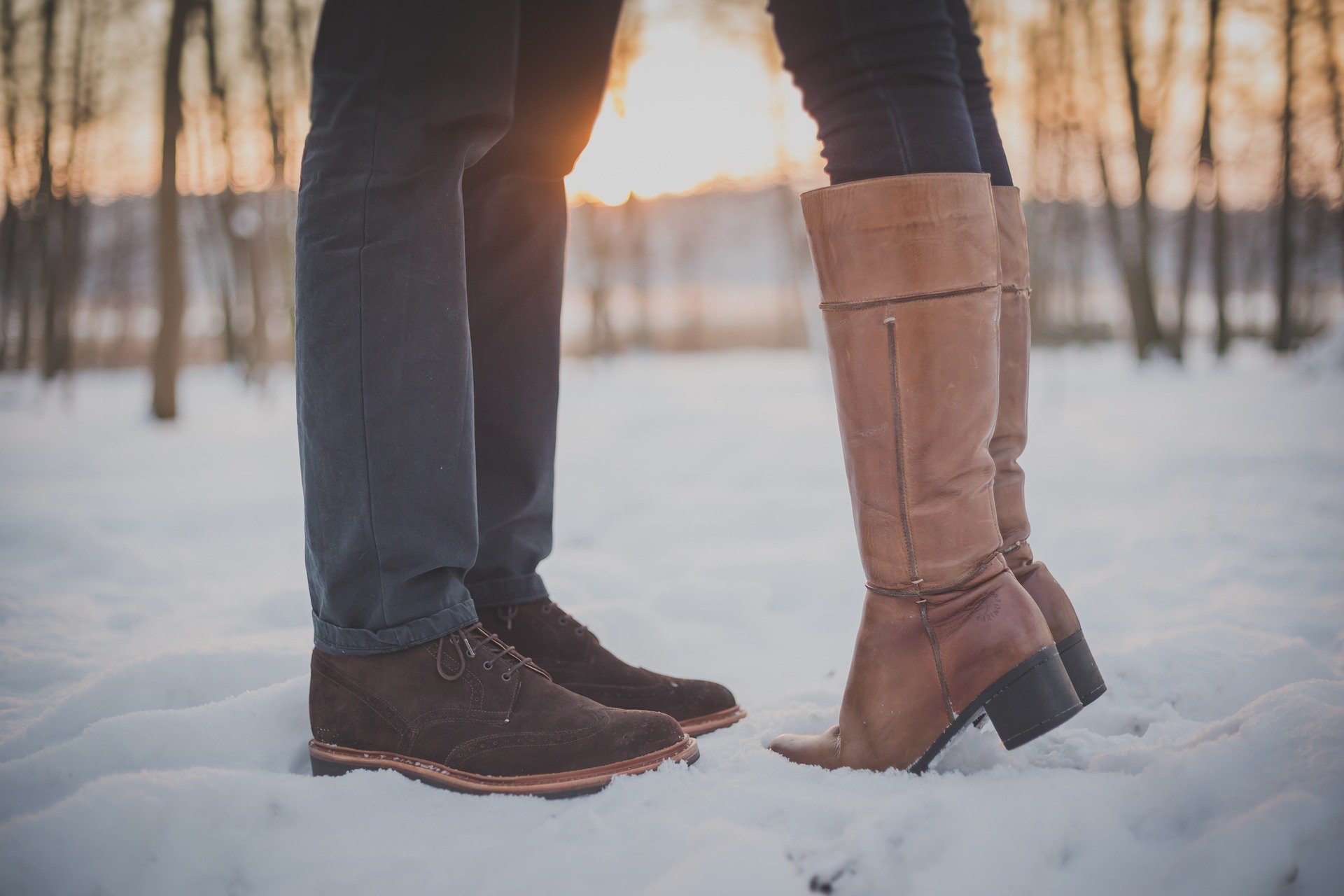 Deux personnes mettent des bottes. | Photo : Pixabay Deux personnes mettent des bottes. | Photo : Pixabay