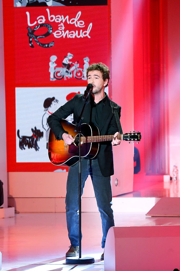 Renan Luce se produit lors de la 'Vivement Dimanche' French TV Show Album spécial ''La bande à Renaud, volume 2'' le 3 décembre 2014 à Paris, France. | Photo : Getty Images Renan Luce se produit lors de la 'Vivement Dimanche' French TV Show Album spécial ''La bande à Renaud, volume 2'' le 3 décembre 2014 à Paris, France. | Photo : Getty Images