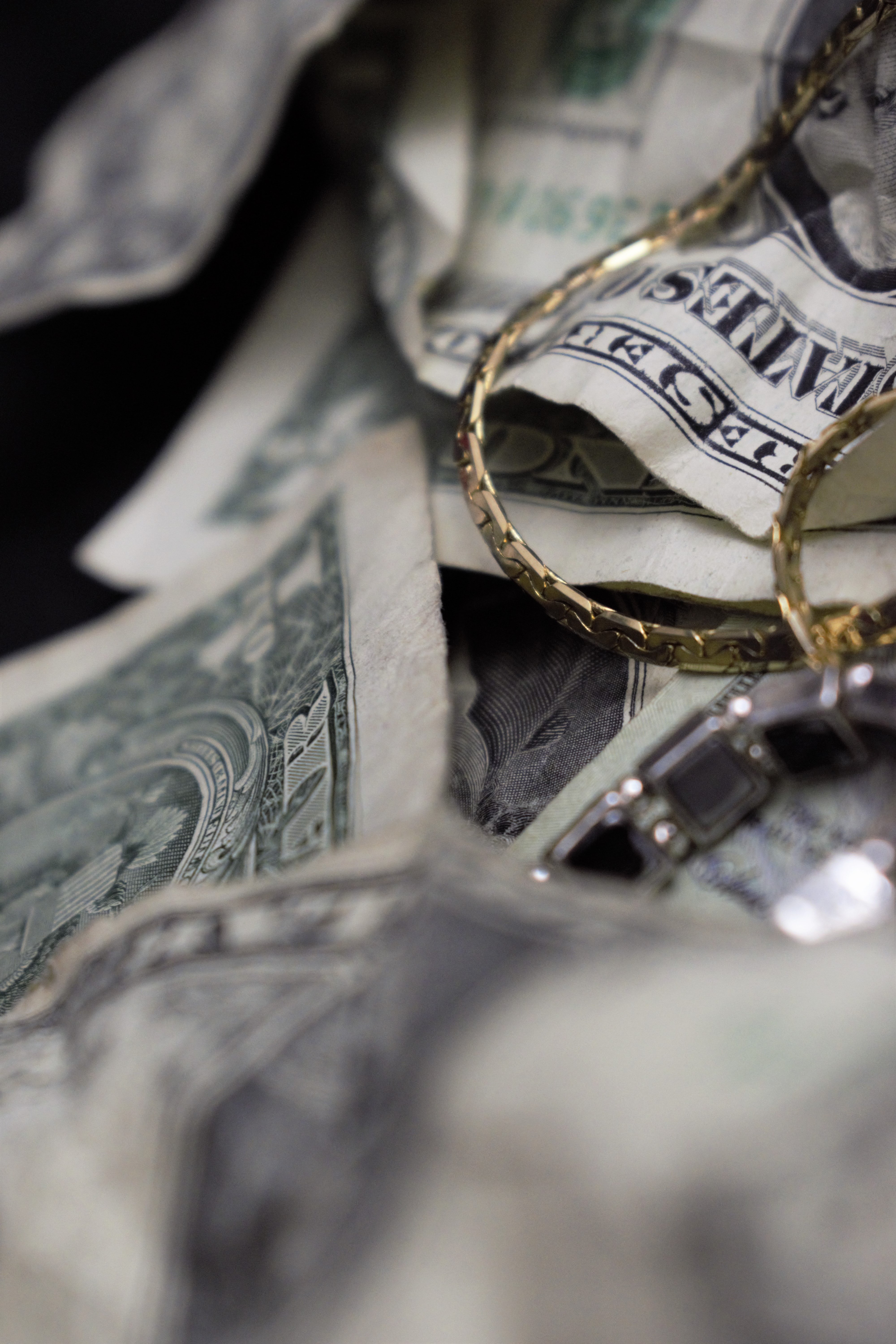 Frank found money and jewelry in the bag. | Source: Unsplash